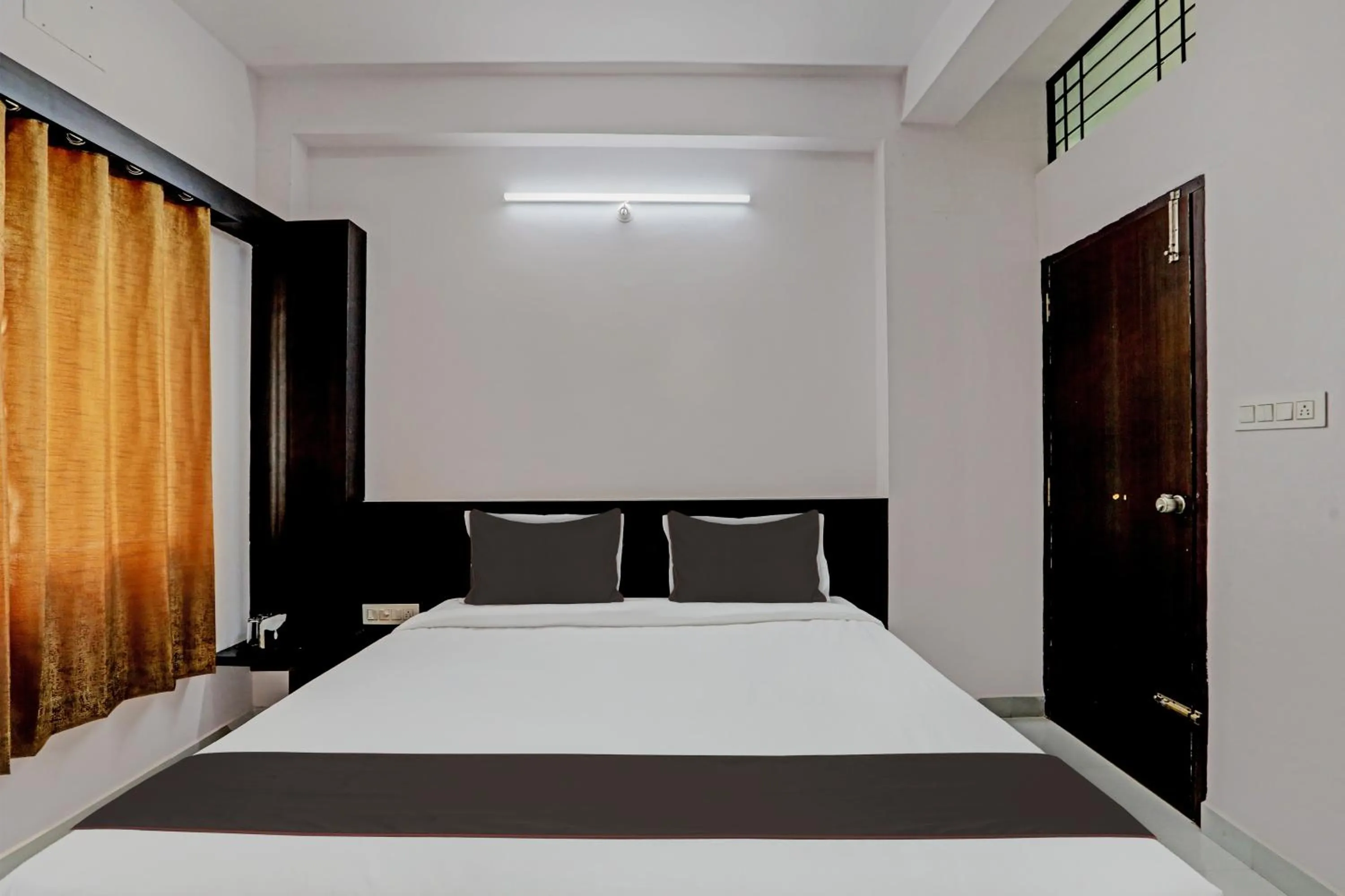 Bedroom, Bed in Hotel O Easy Stay Mysore