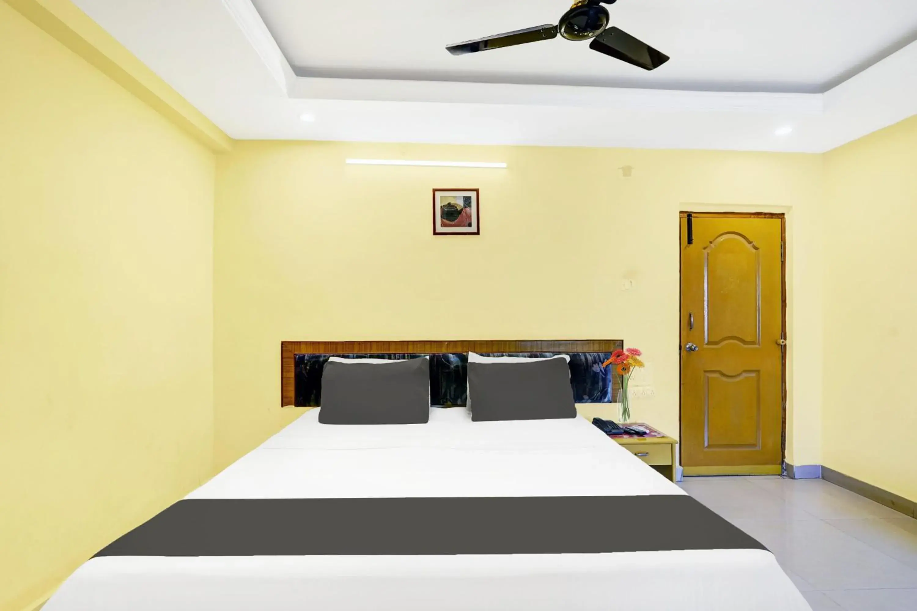 Bedroom, Bed in Hotel O Padmavathi Puram Near Railway Station Bedroom, Bed in Hotel O Padmavathi Puram Near Railway Station