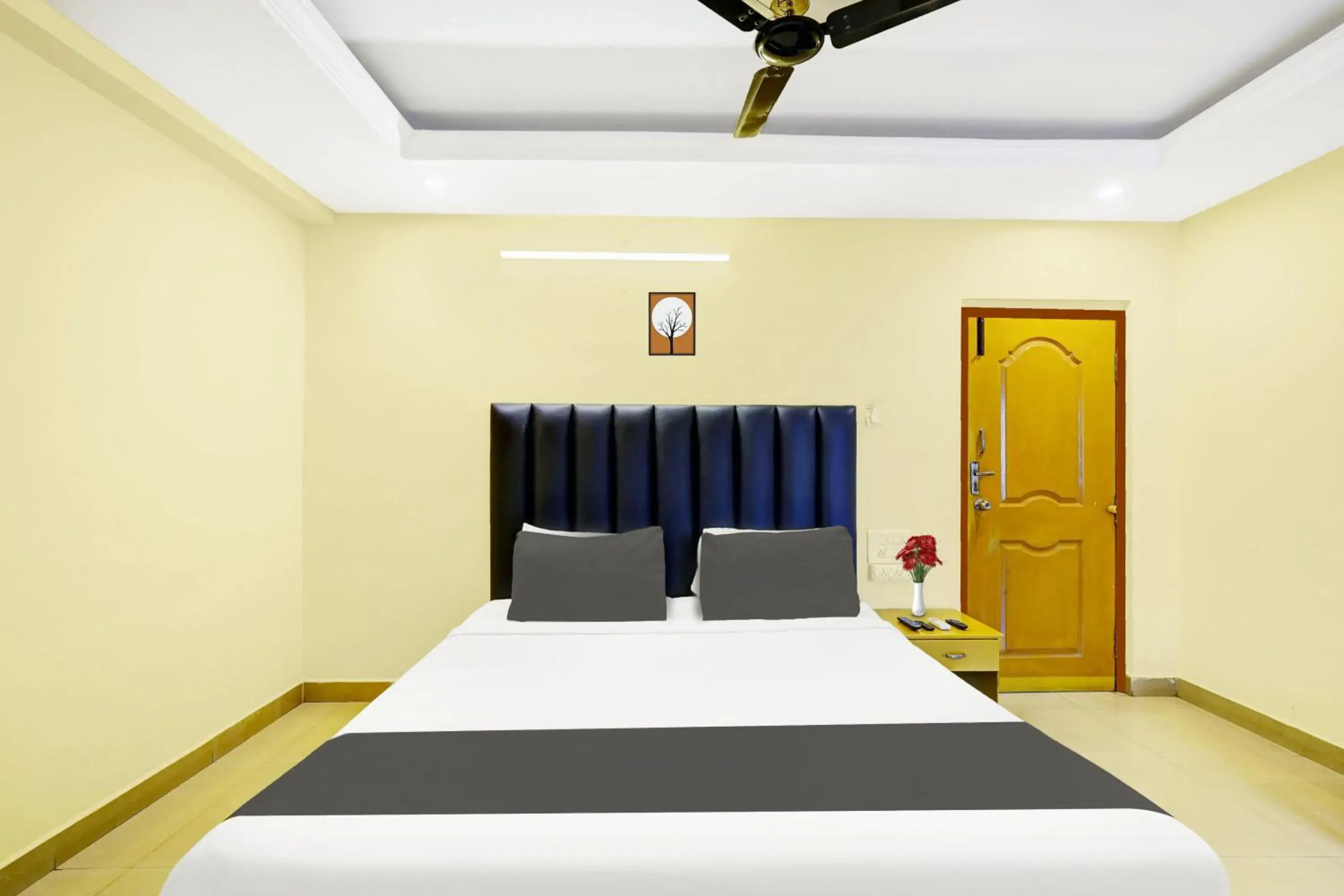 Bedroom, Bed in Hotel O Padmavathi Puram Near Railway Station Bedroom, Bed in Hotel O Padmavathi Puram Near Railway Station