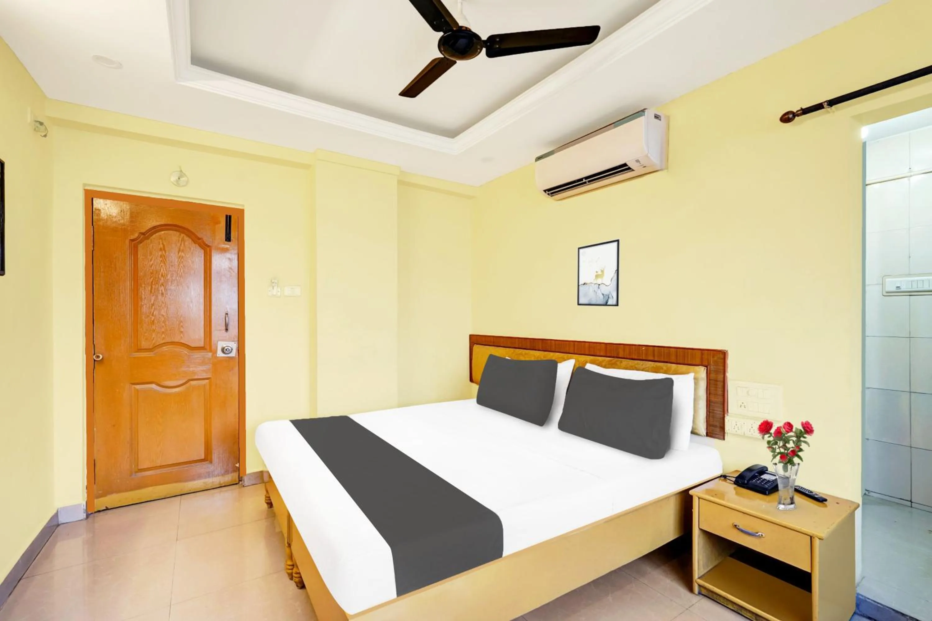 Bedroom, Bed in Super Hotel O Padmavathi Puram Near Railway Station