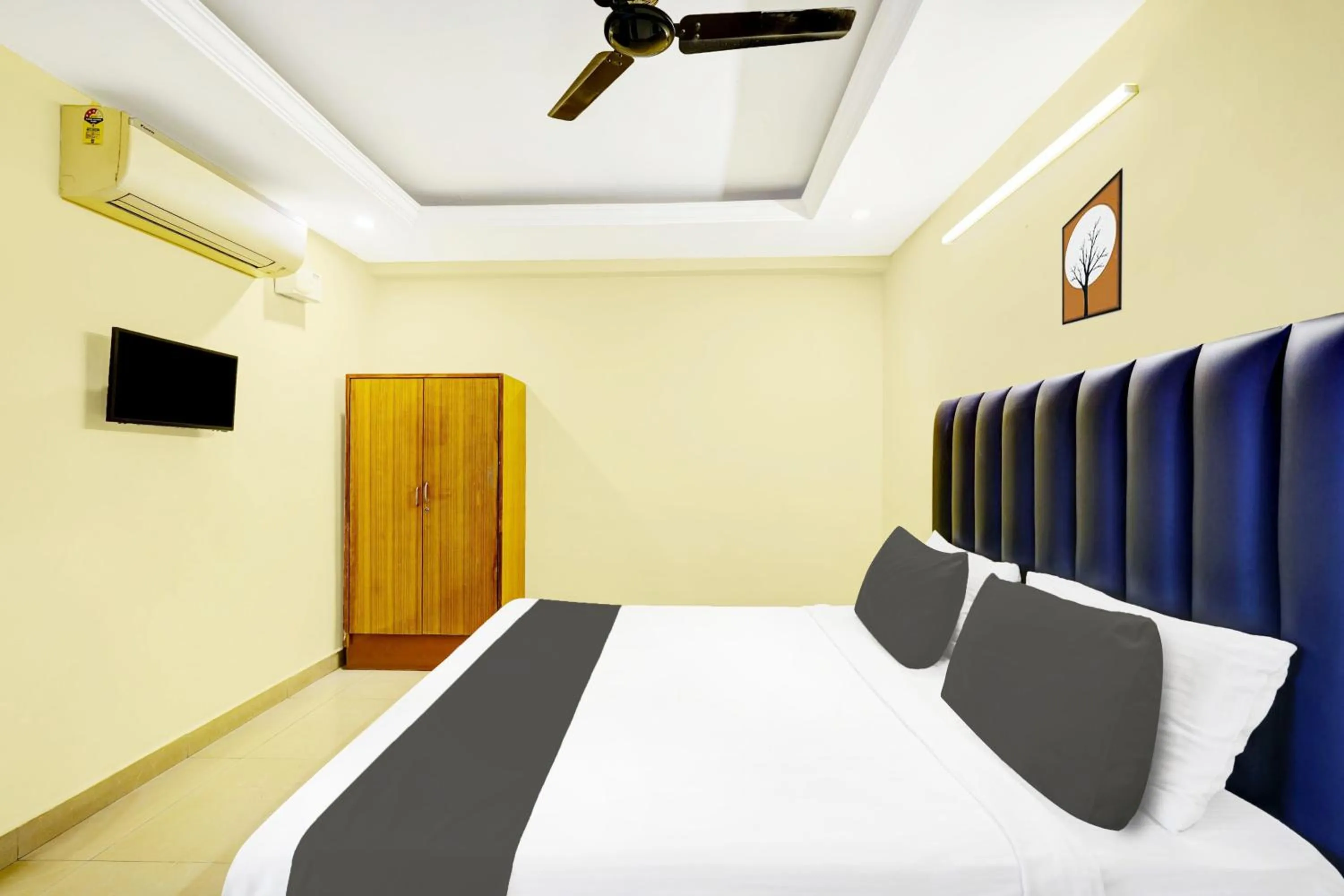 Bedroom, Bed in Super Hotel O Padmavathi Puram Near Railway Station