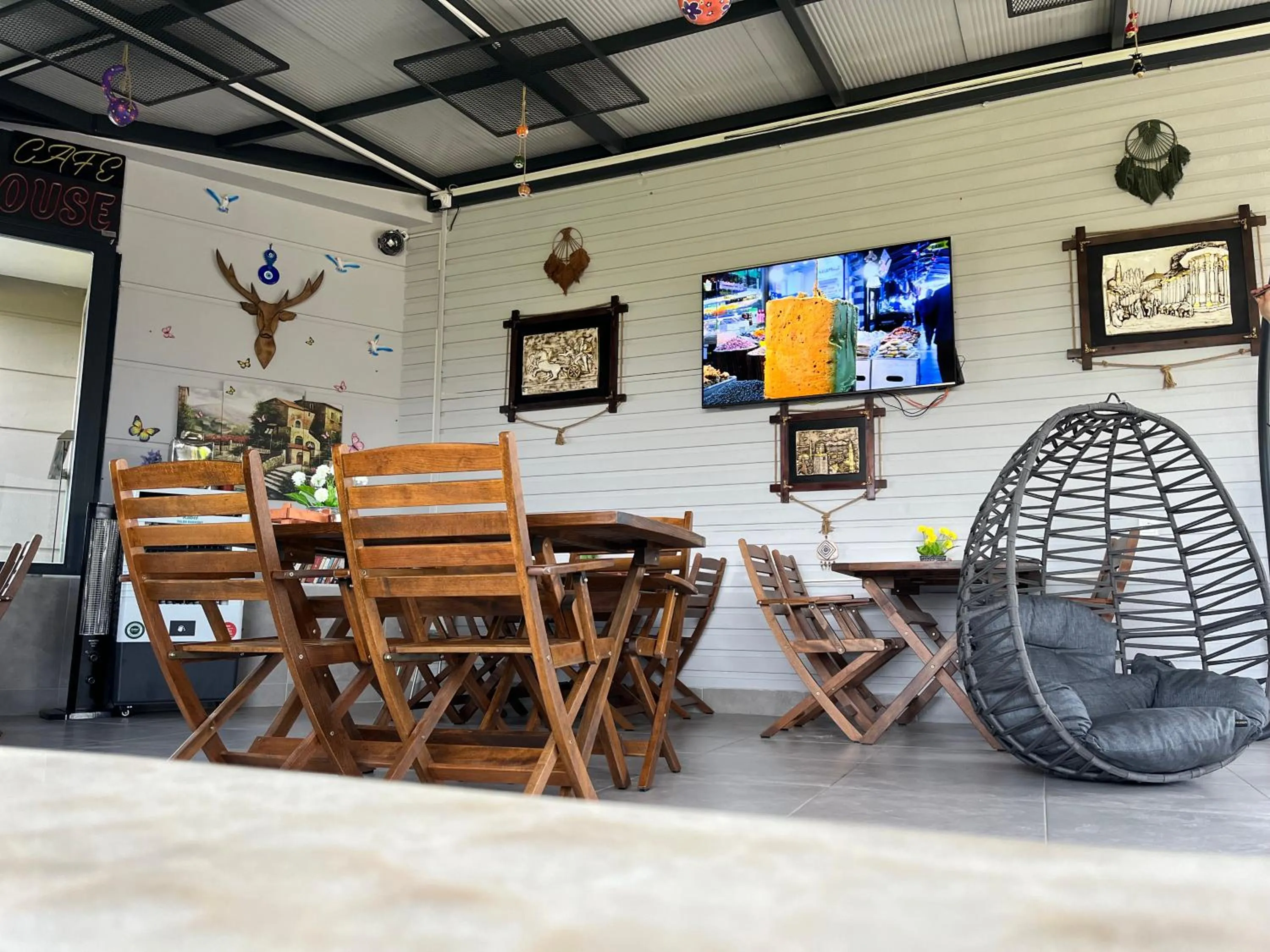 Restaurant/places to eat in Gardenya Lara Suit Hotel