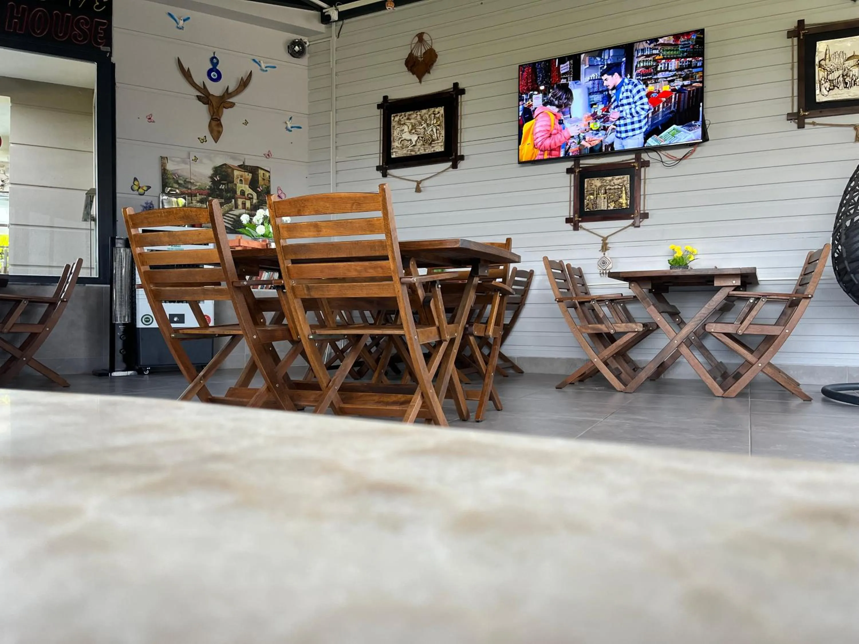 Restaurant/places to eat in Gardenya Lara Suit Hotel