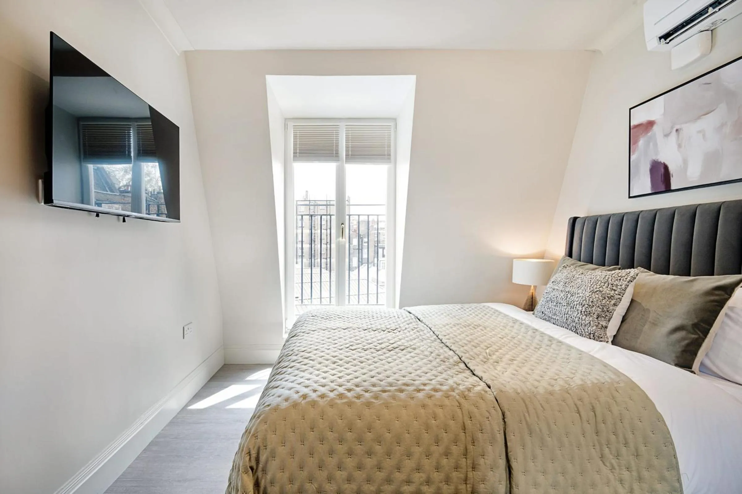 Bed in Marble Arch Suite 8