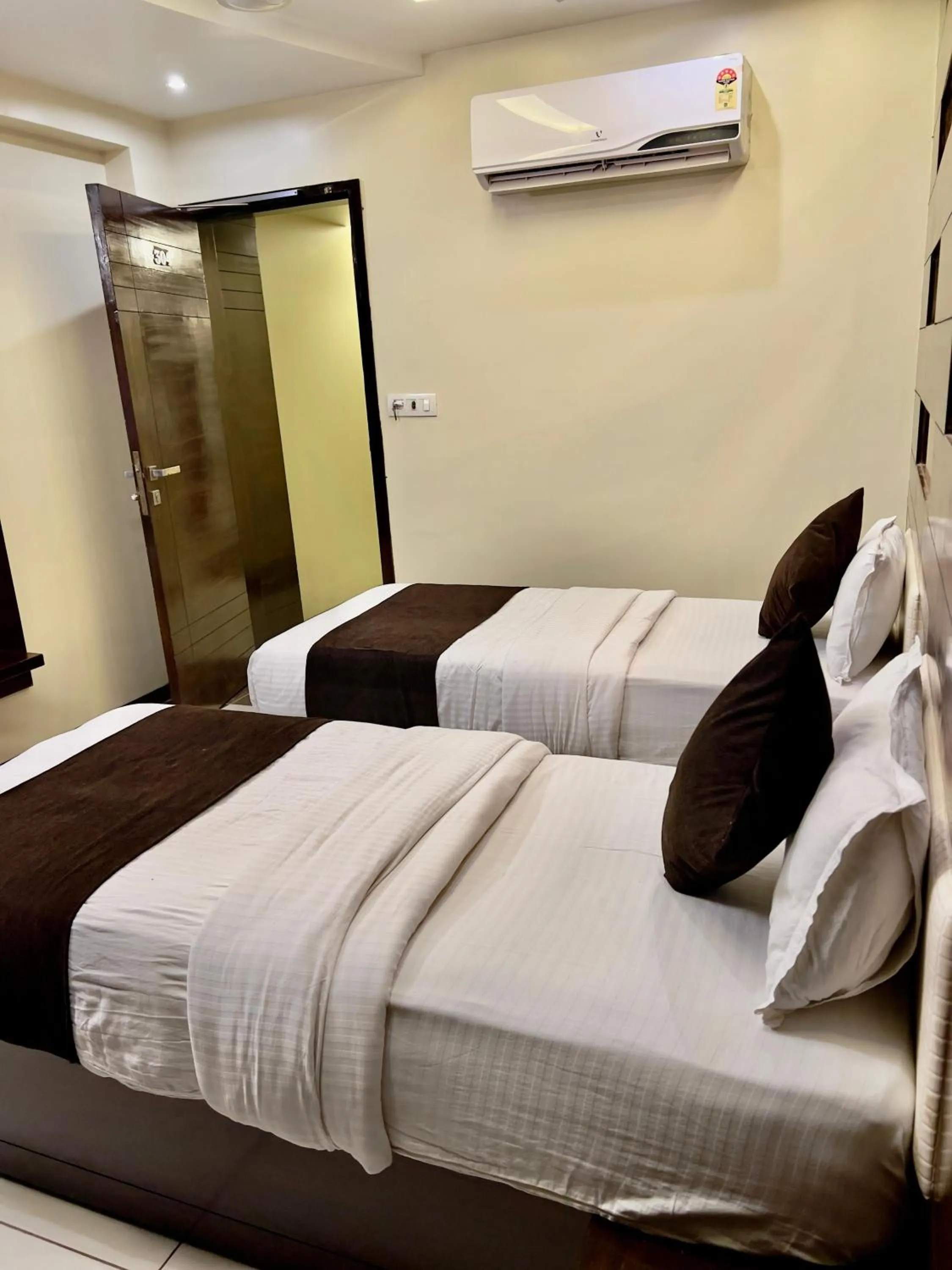 Bed in HOTEL REST INN