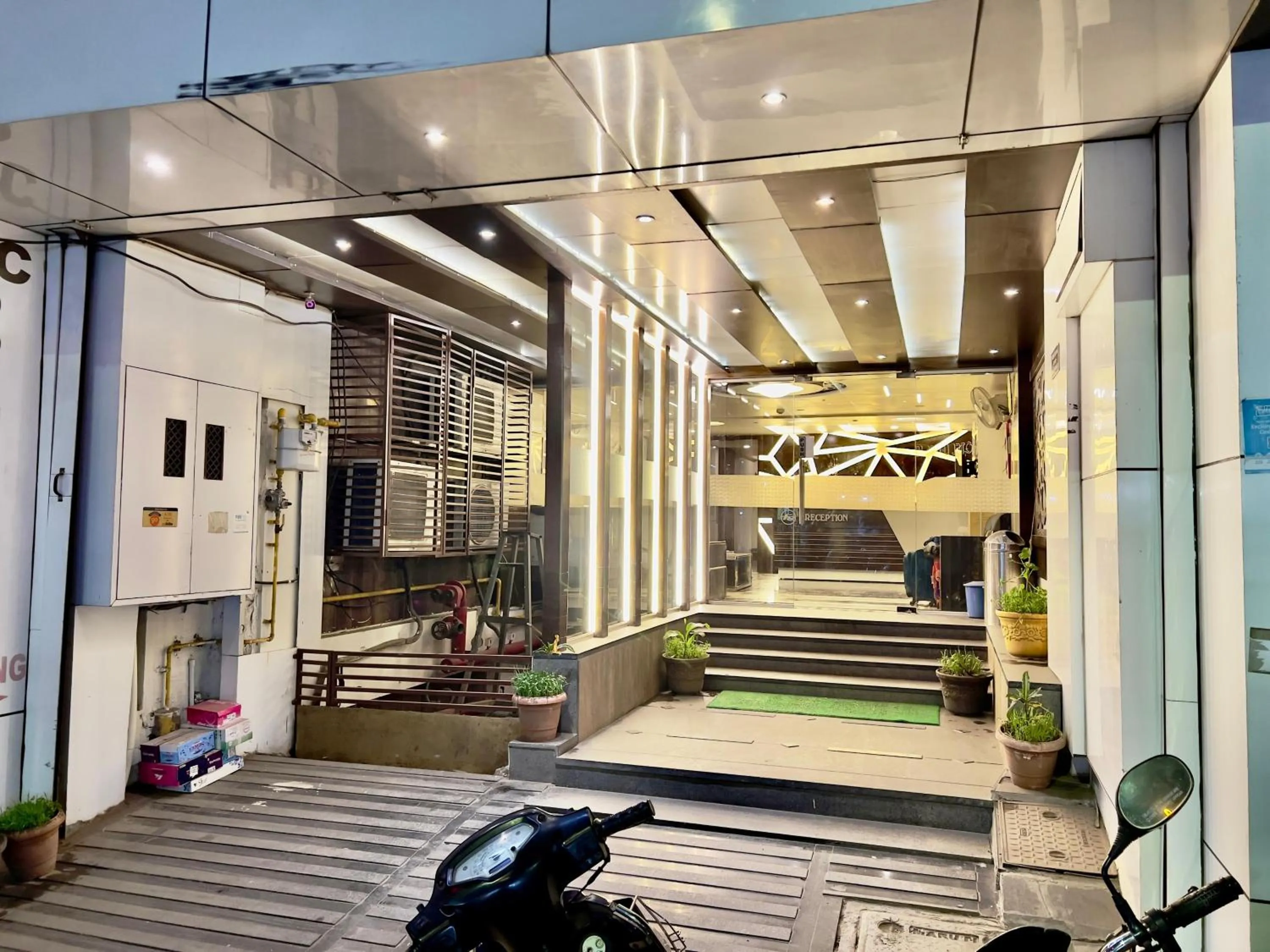 Facade/entrance in HOTEL REST INN