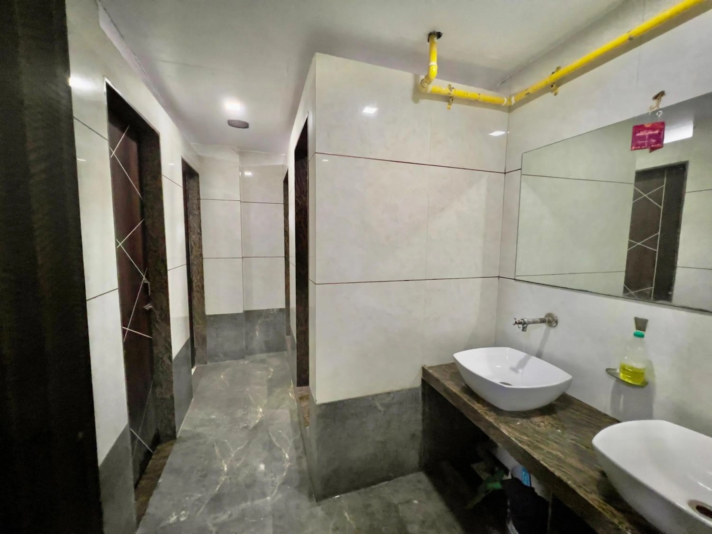 Shower in HOTEL REST INN