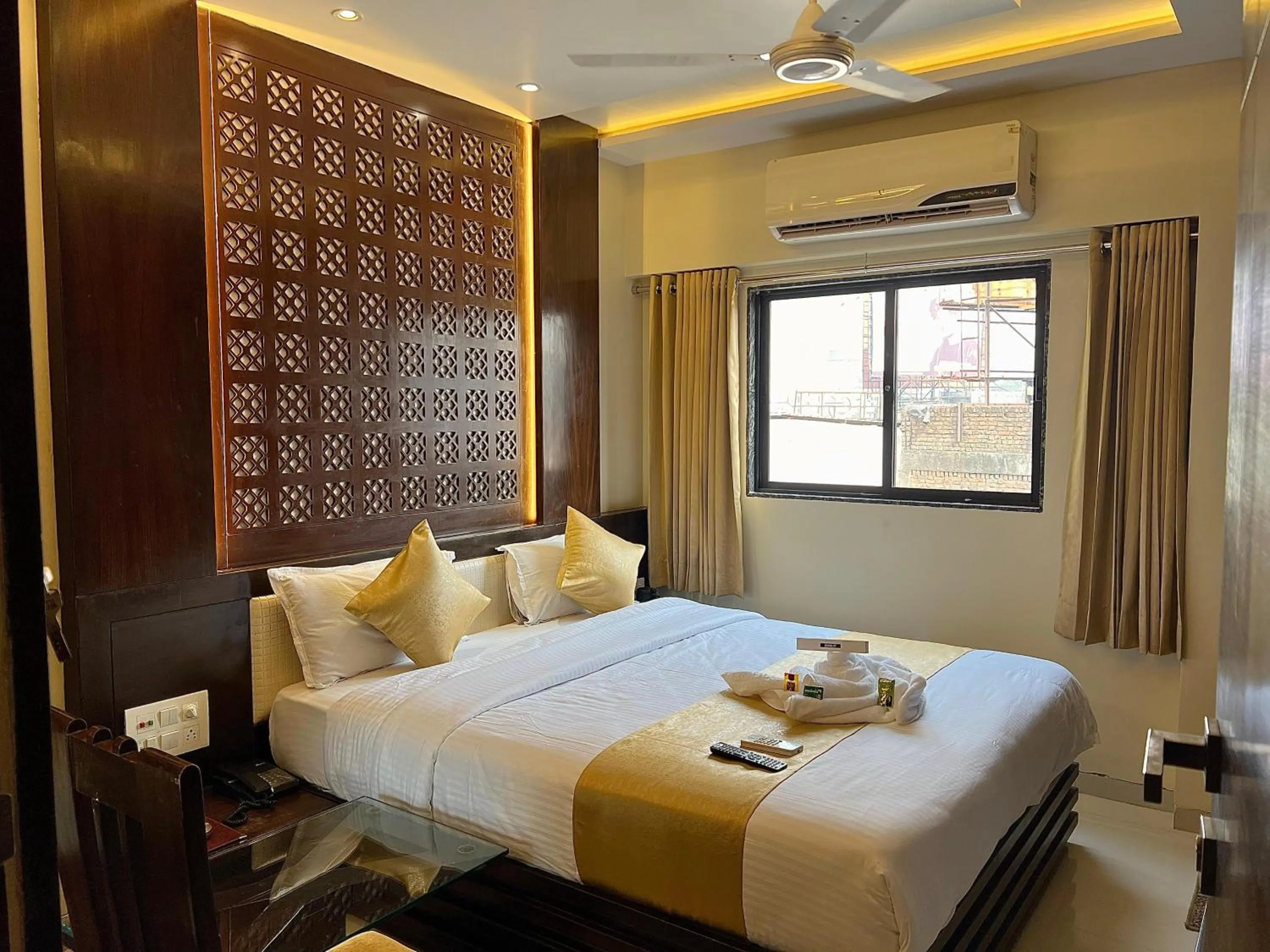 air conditioner, Bed in HOTEL REST INN