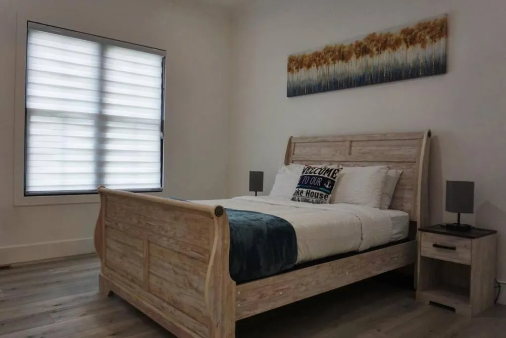 Bed in Amazing New House - Waterfront Getaway + Boat Dock