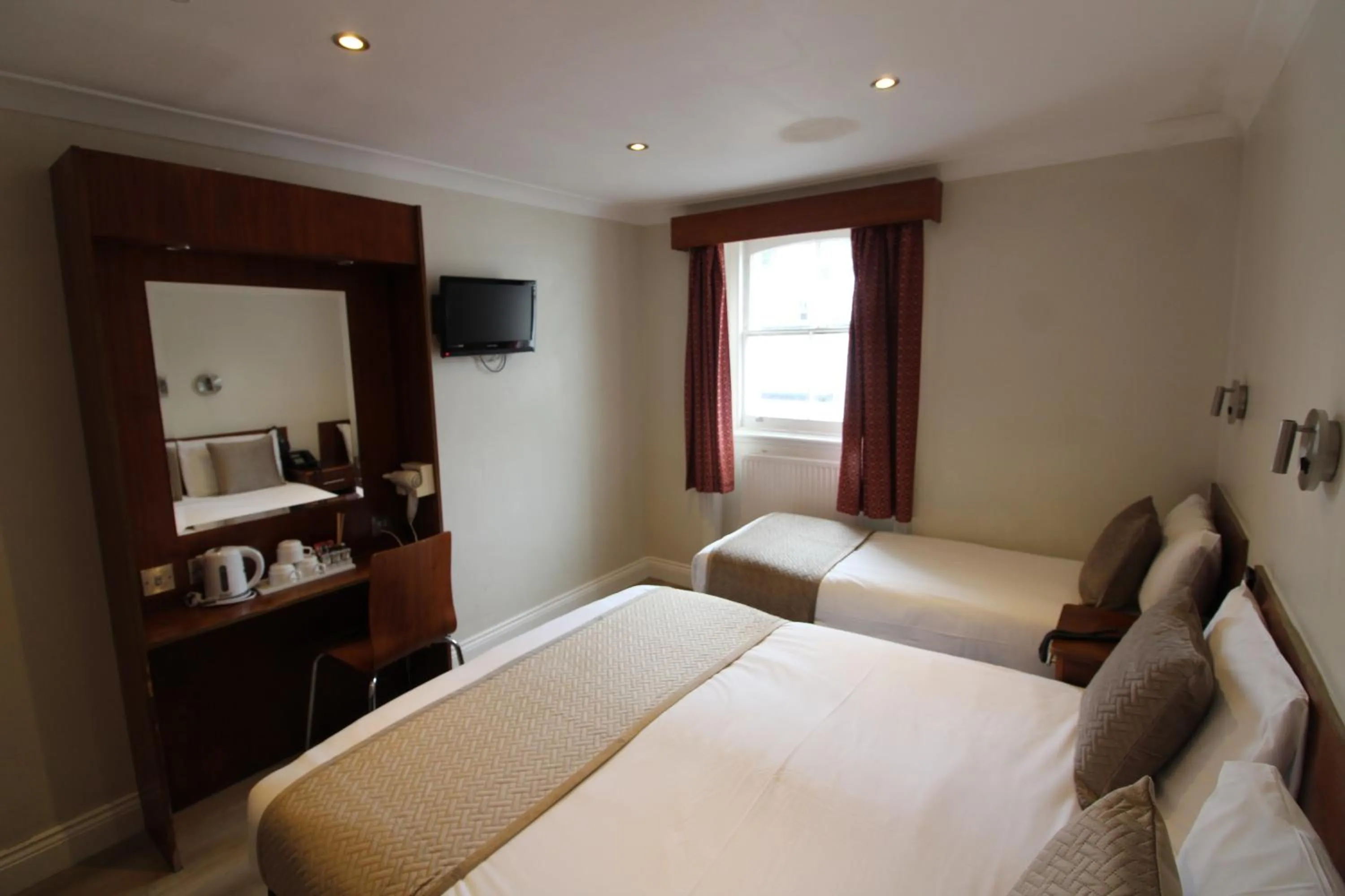 Bed in Wedgewood Hotel