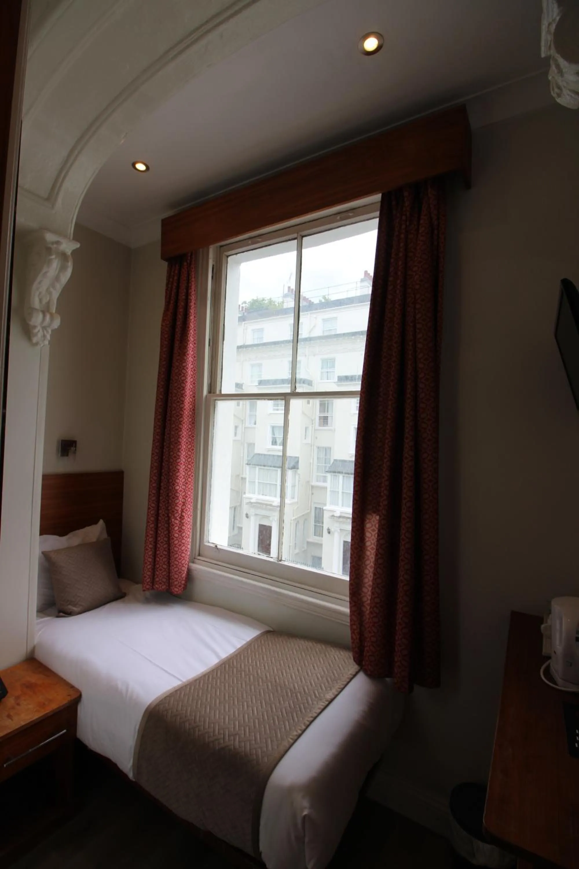 Bed in Wedgewood Hotel