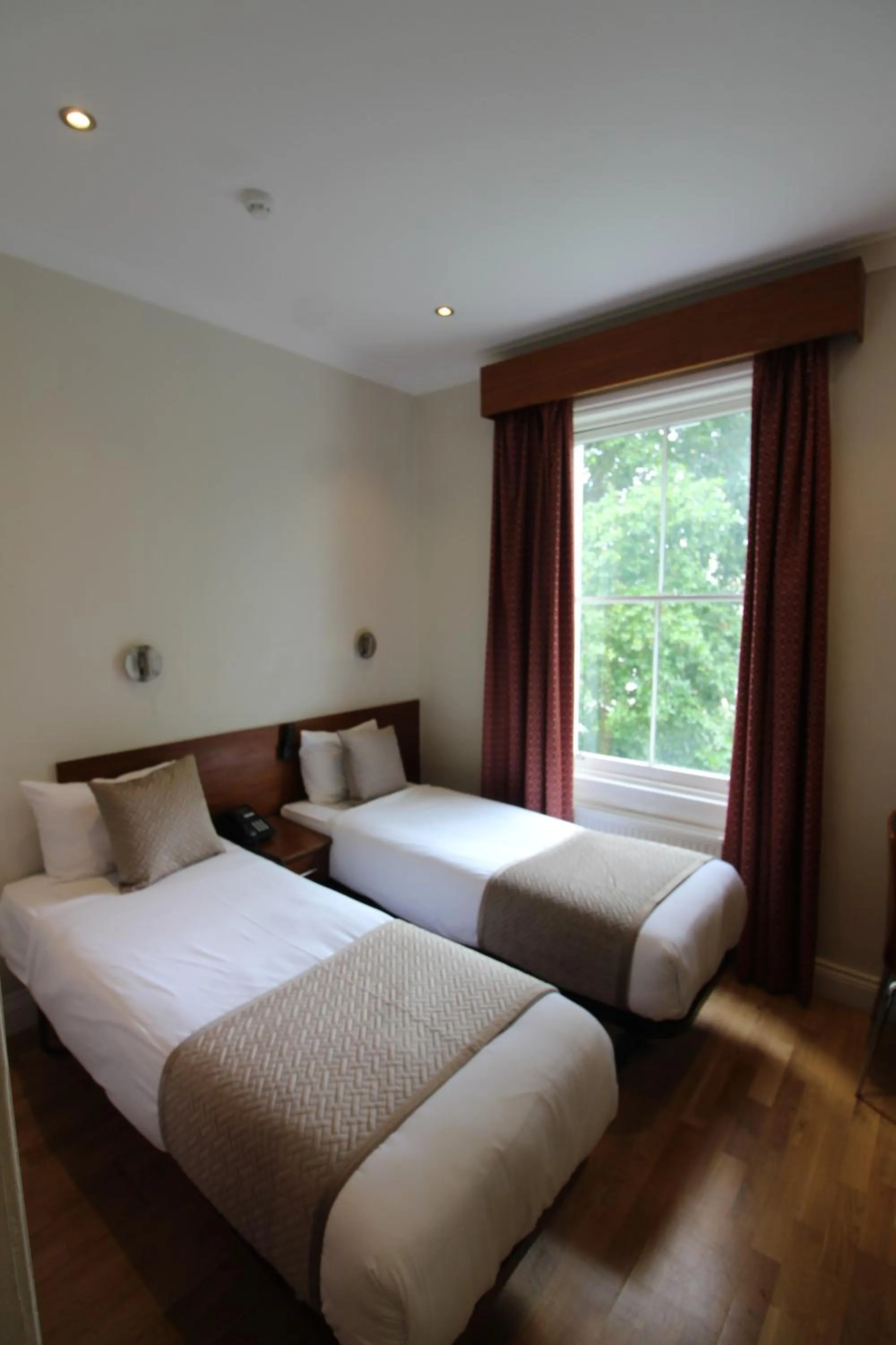 Bedroom, Bed in Wedgewood Hotel