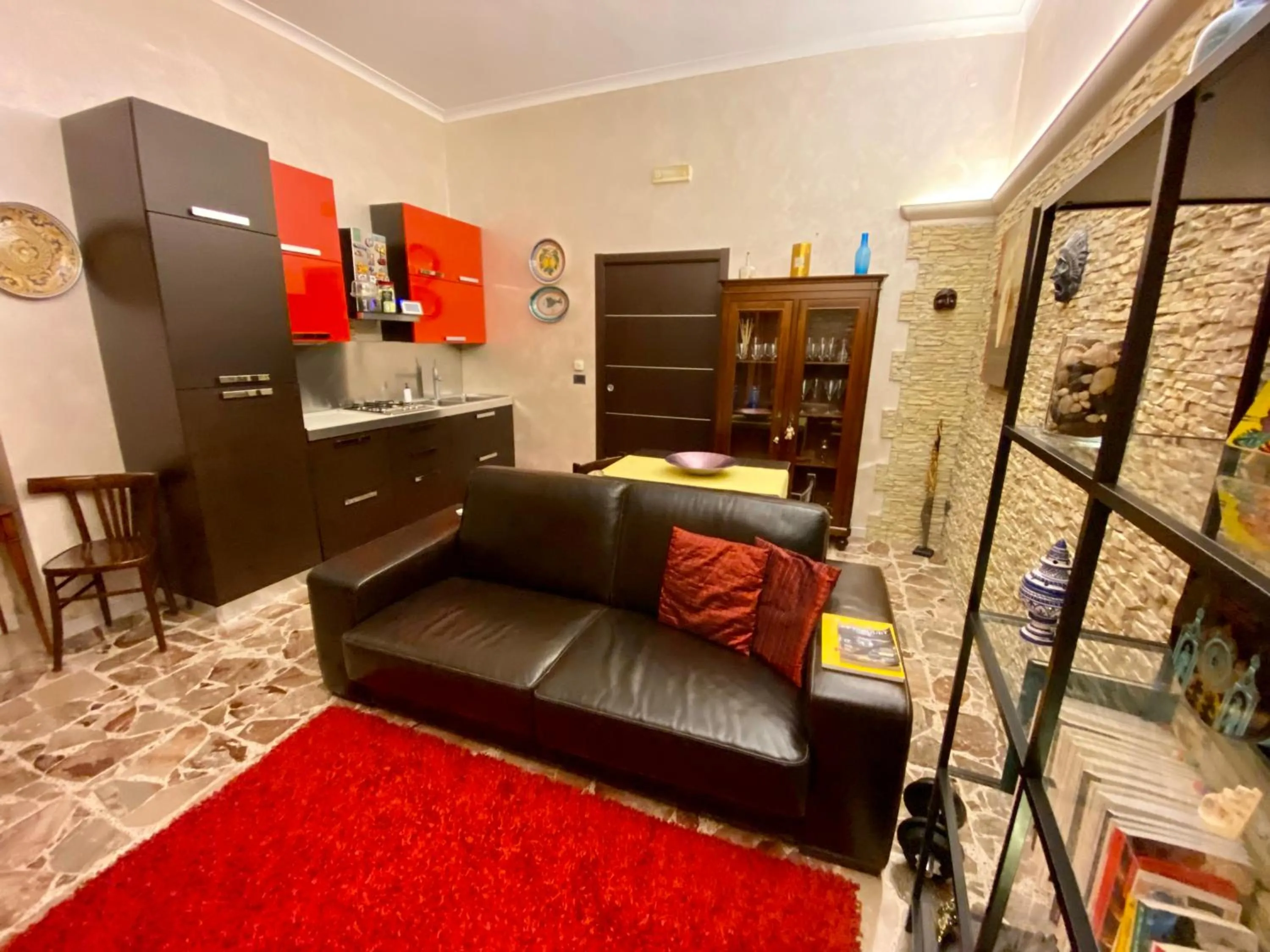 Kitchen or kitchenette, Seating Area in Pummarella b&b