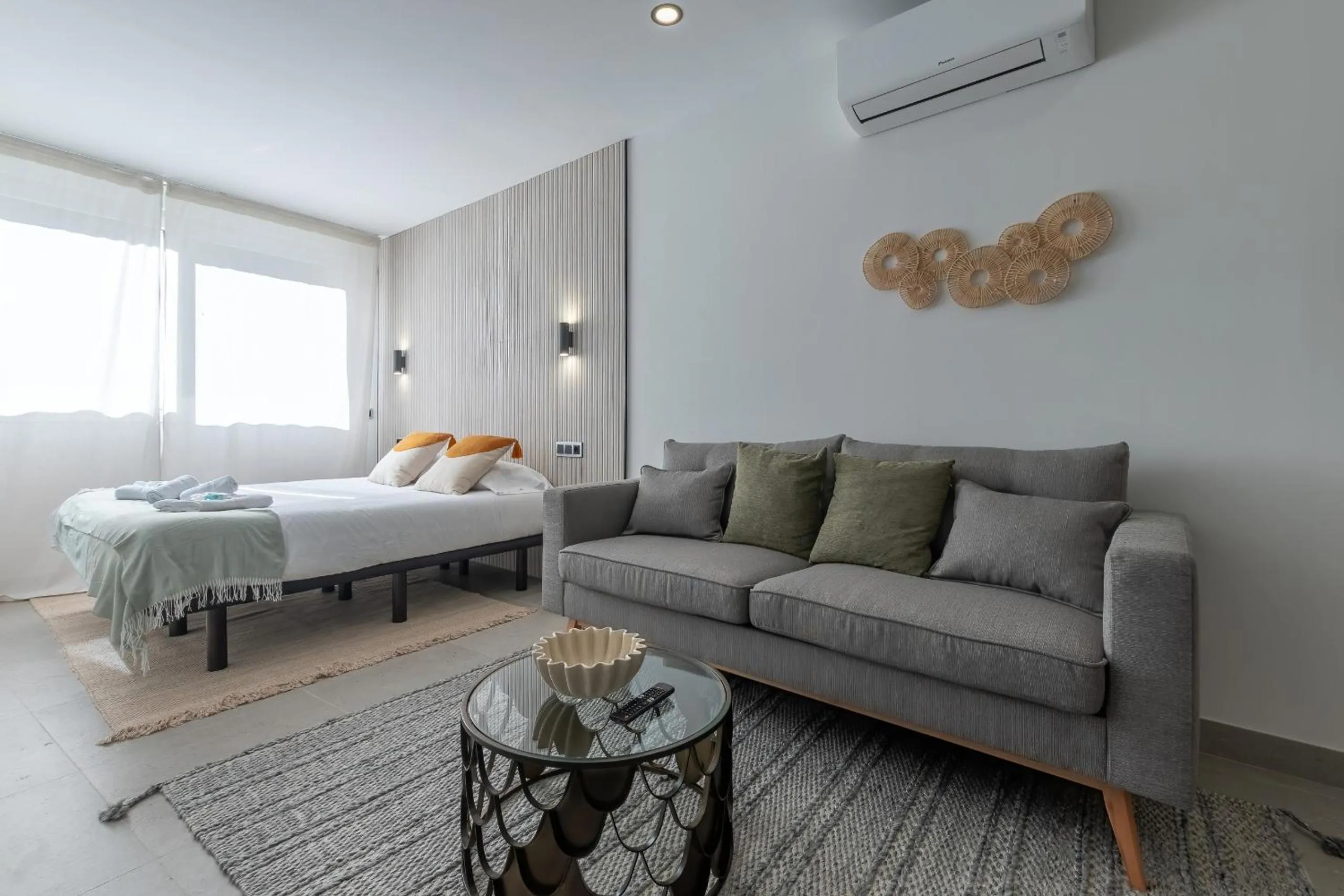 Communal lounge/ TV room, Bed in Housing Muelle Uno by SharingCo