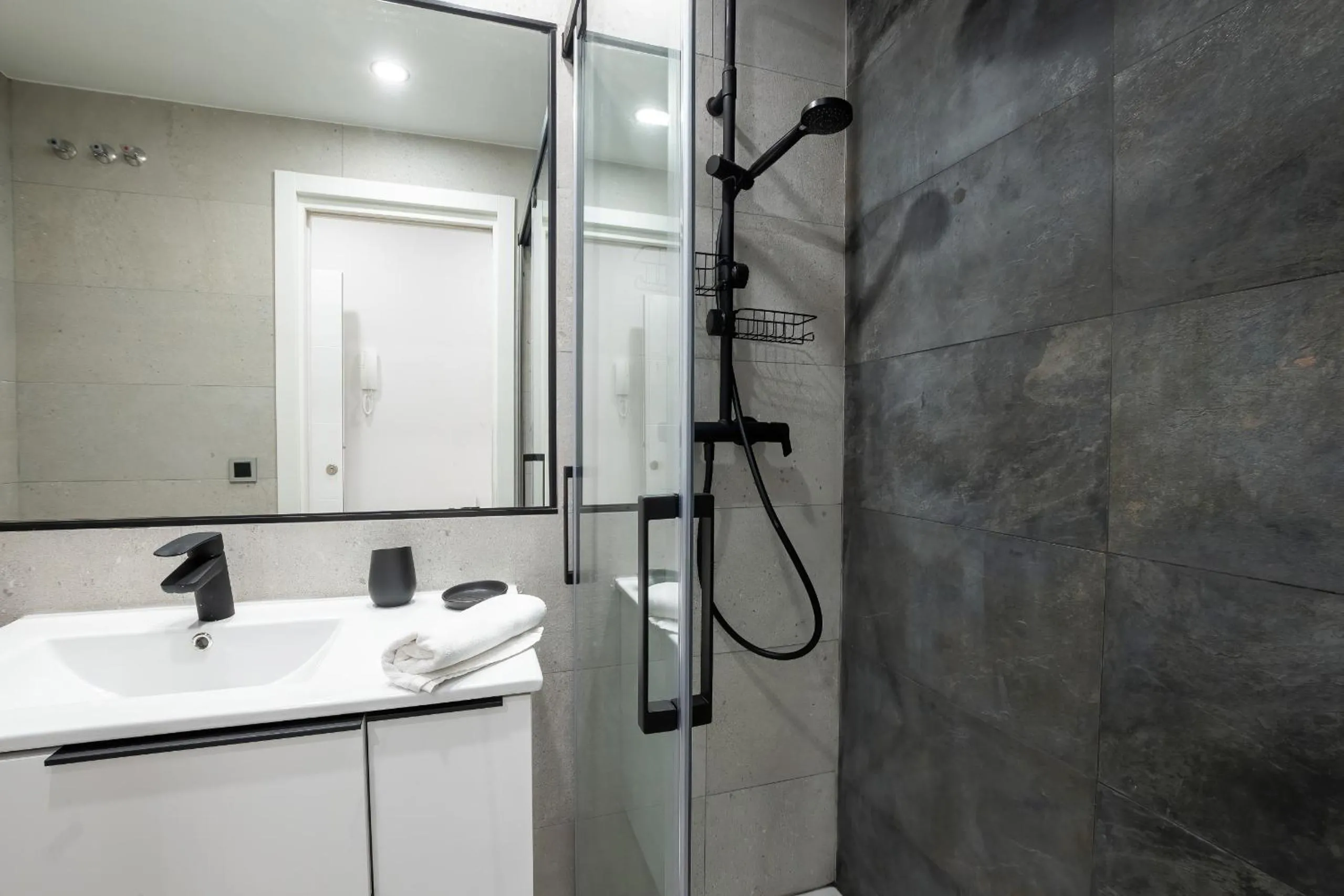 Bathroom in Housing Muelle Uno by SharingCo