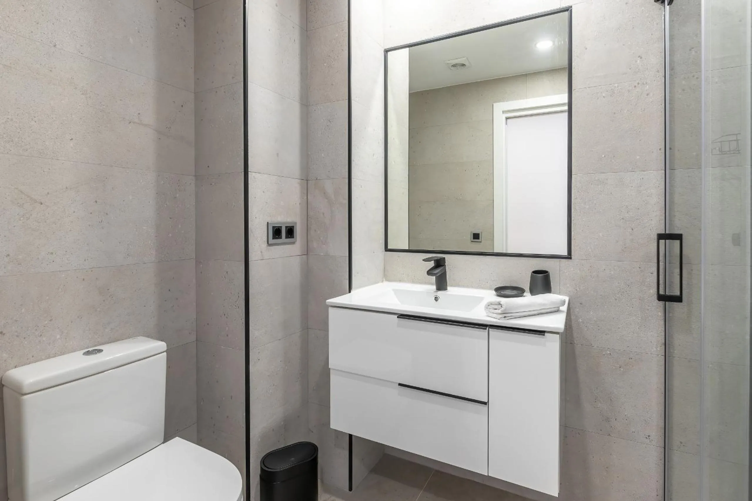 Bathroom in Housing Muelle Uno by SharingCo