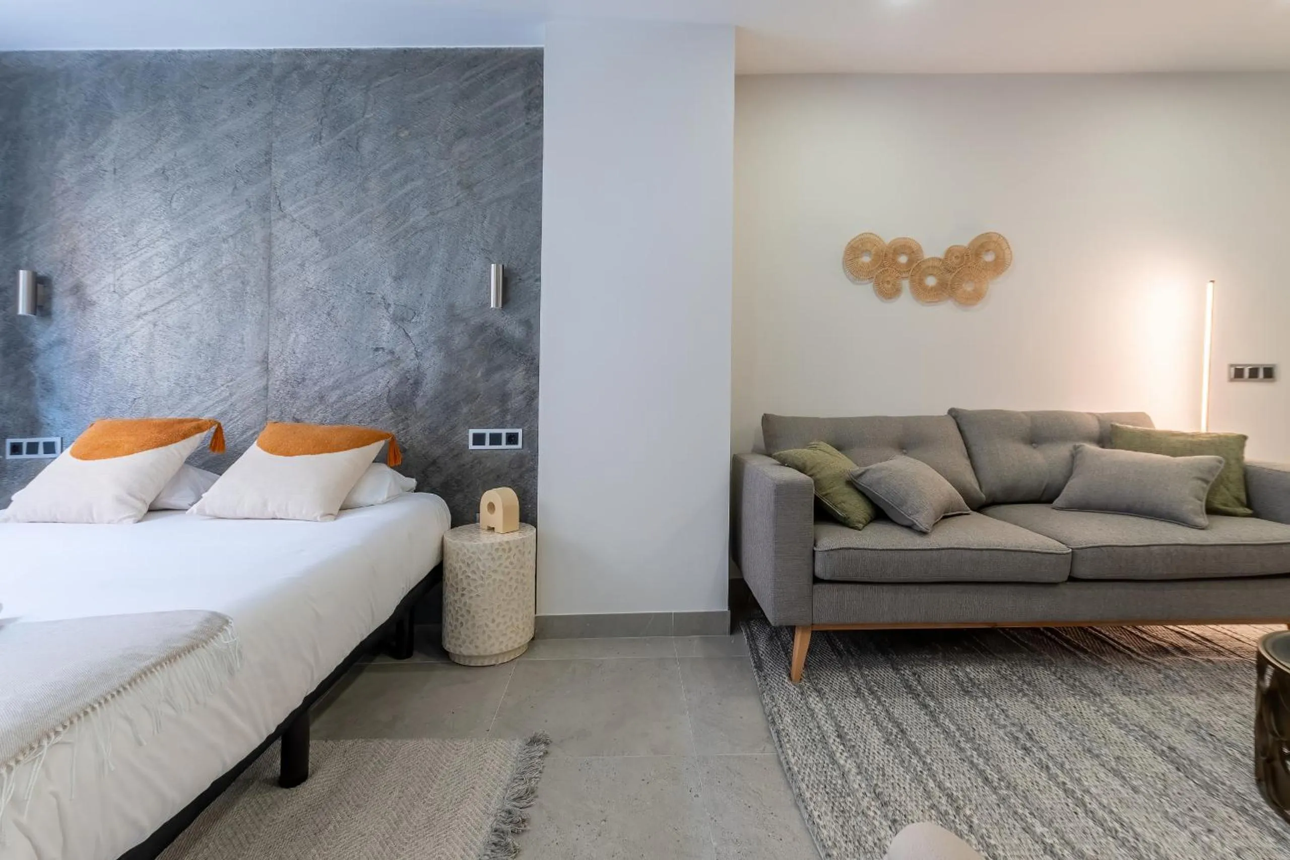 Bed in Housing Muelle Uno by SharingCo