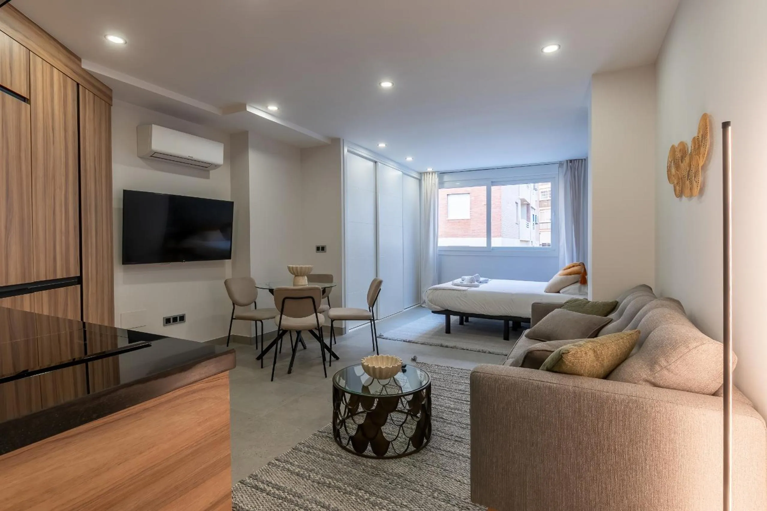 Communal lounge/ TV room in Housing Muelle Uno by SharingCo