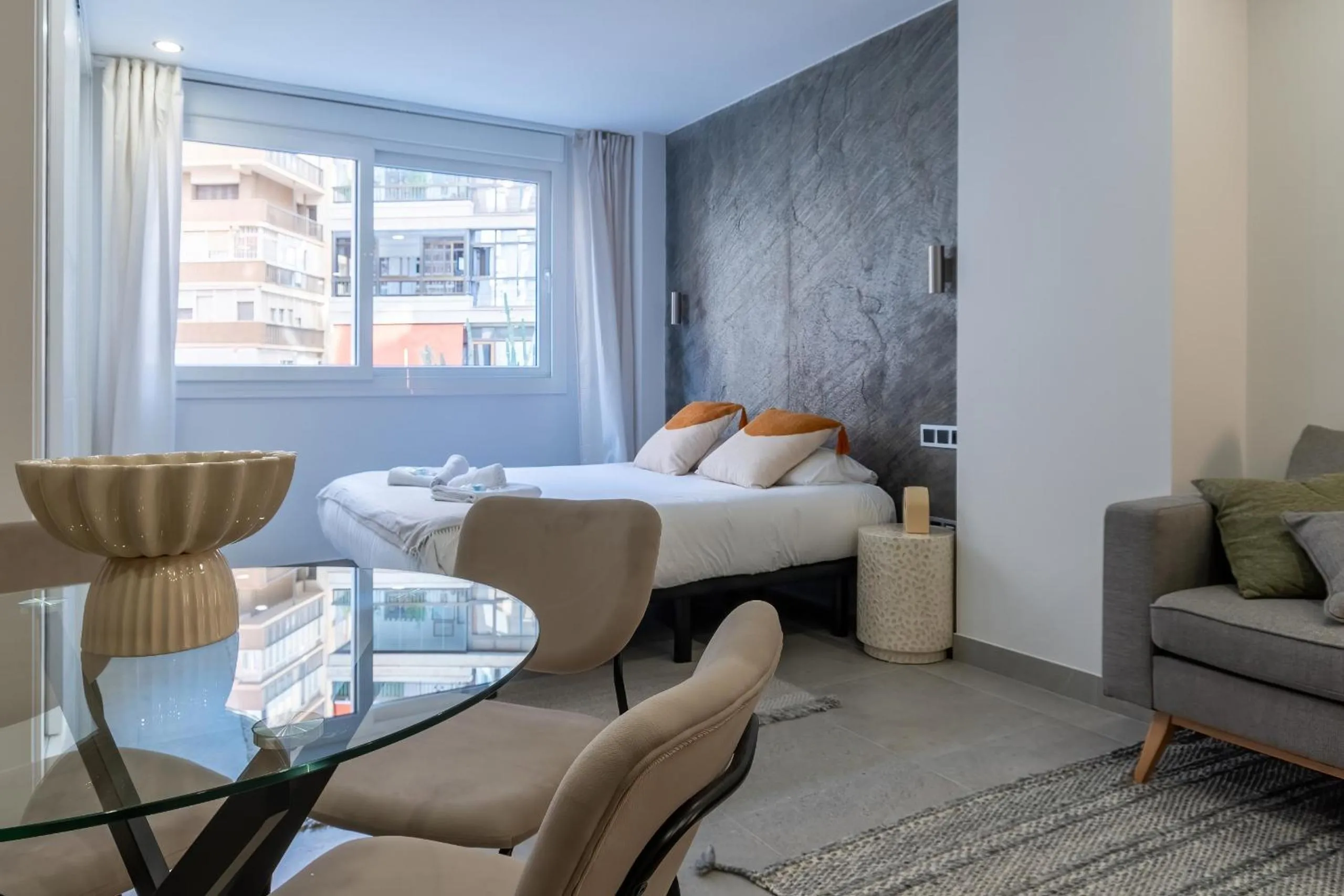 Bed in Housing Muelle Uno by SharingCo