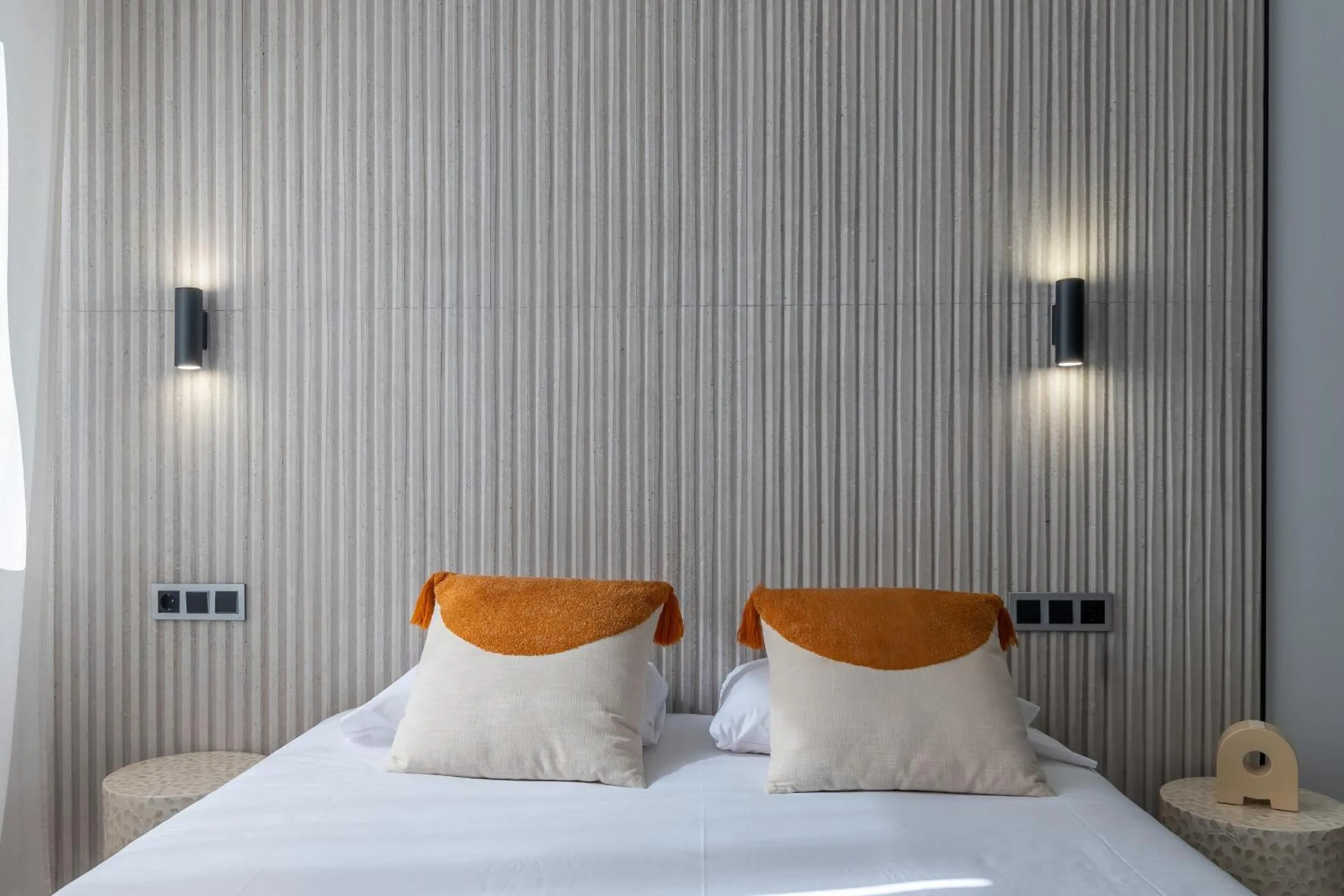 Bed in Housing Muelle Uno by SharingCo