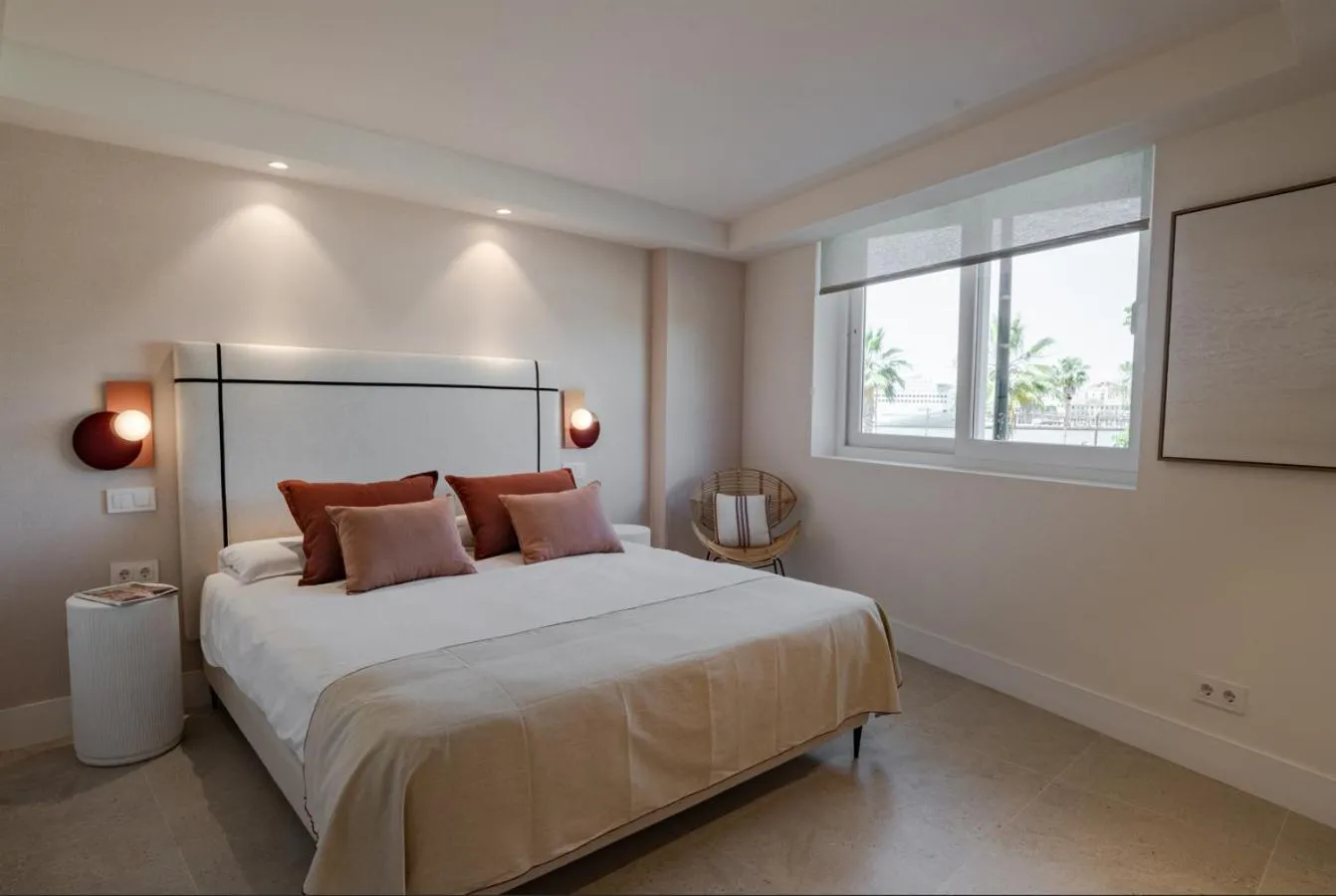 Bed in Housing Muelle Uno by SharingCo