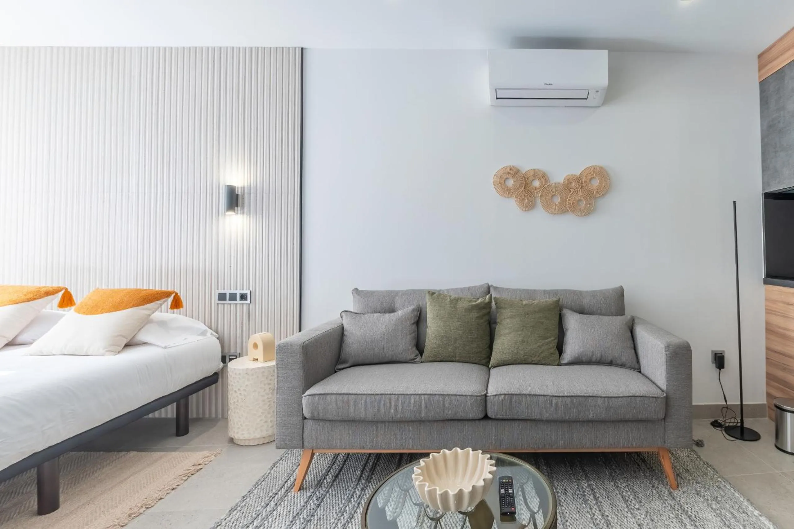 Communal lounge/ TV room, Bed in Housing Muelle Uno by SharingCo