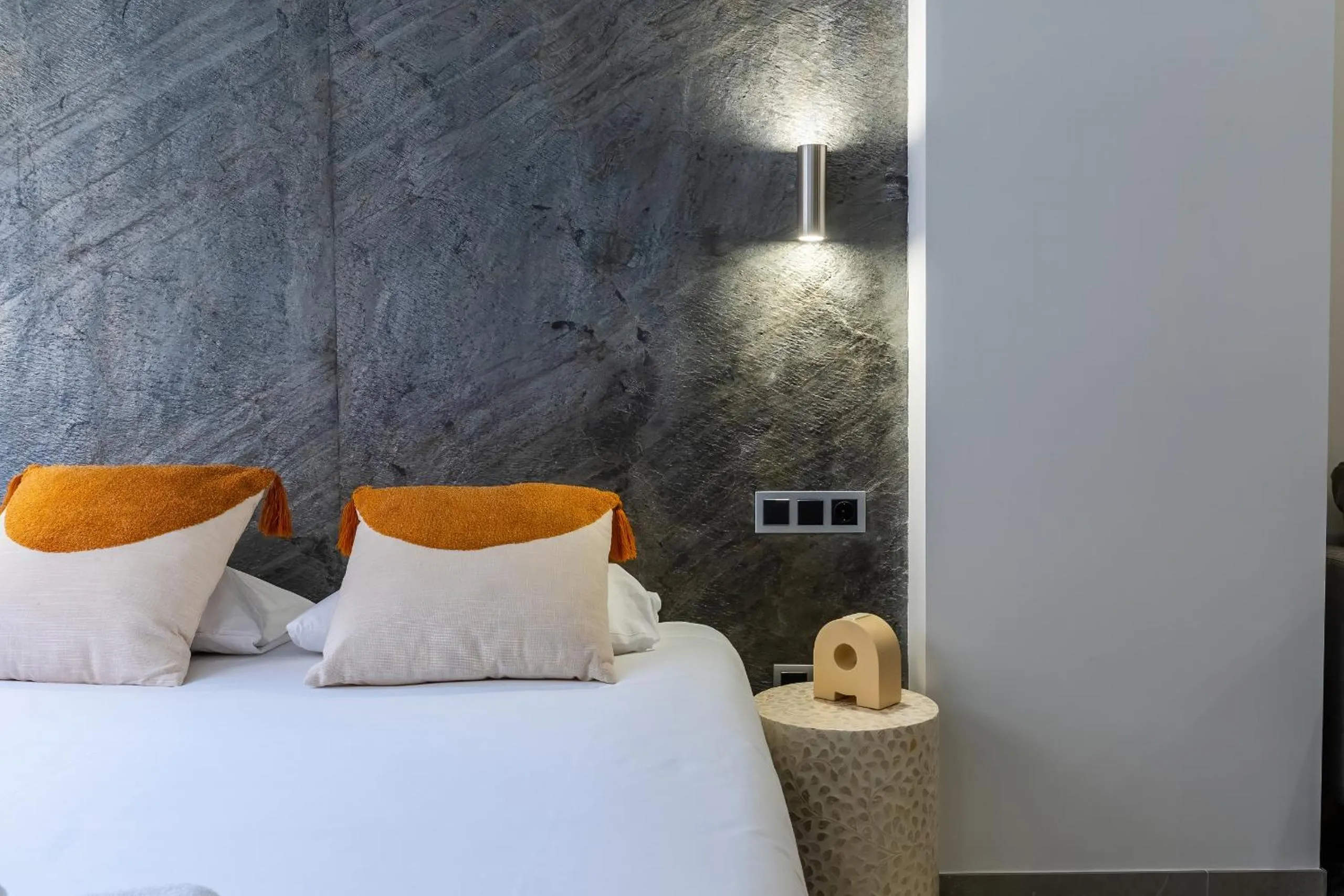 Bed in Housing Muelle Uno by SharingCo