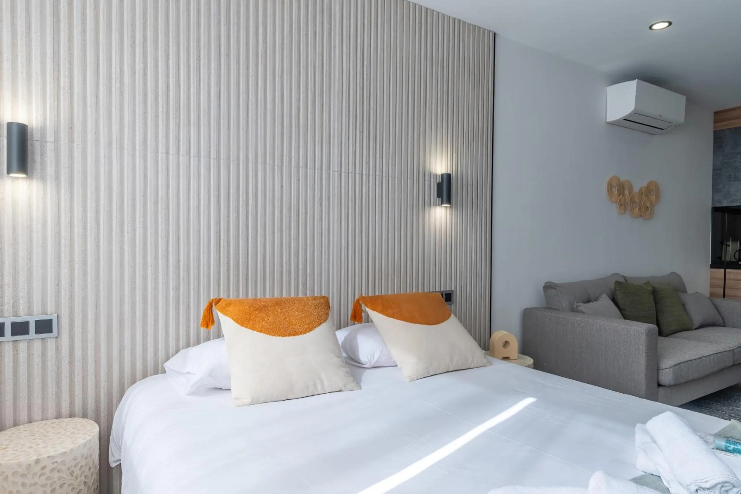 Bed in Housing Muelle Uno by SharingCo