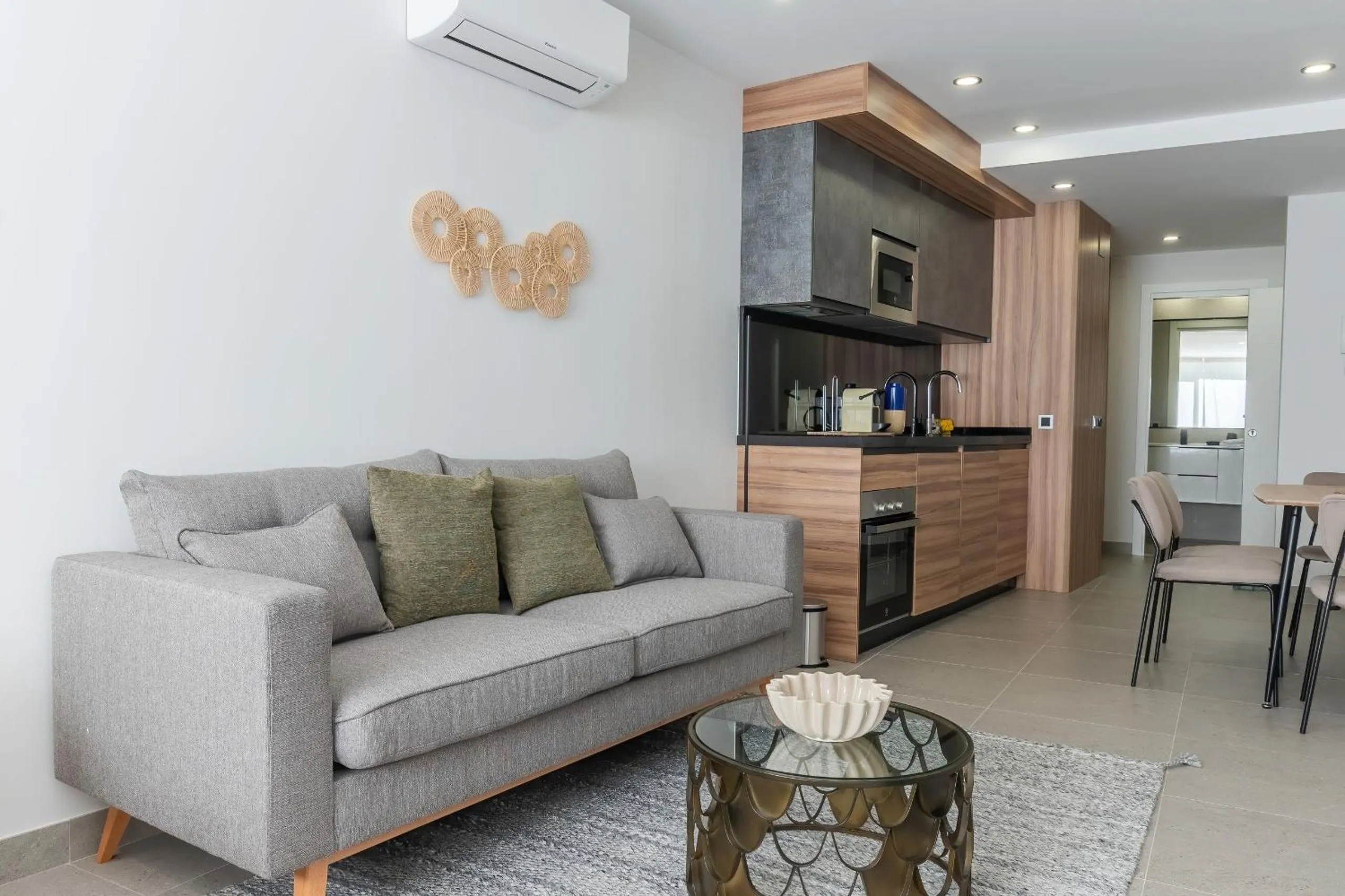 Communal lounge/ TV room in Housing Muelle Uno by SharingCo