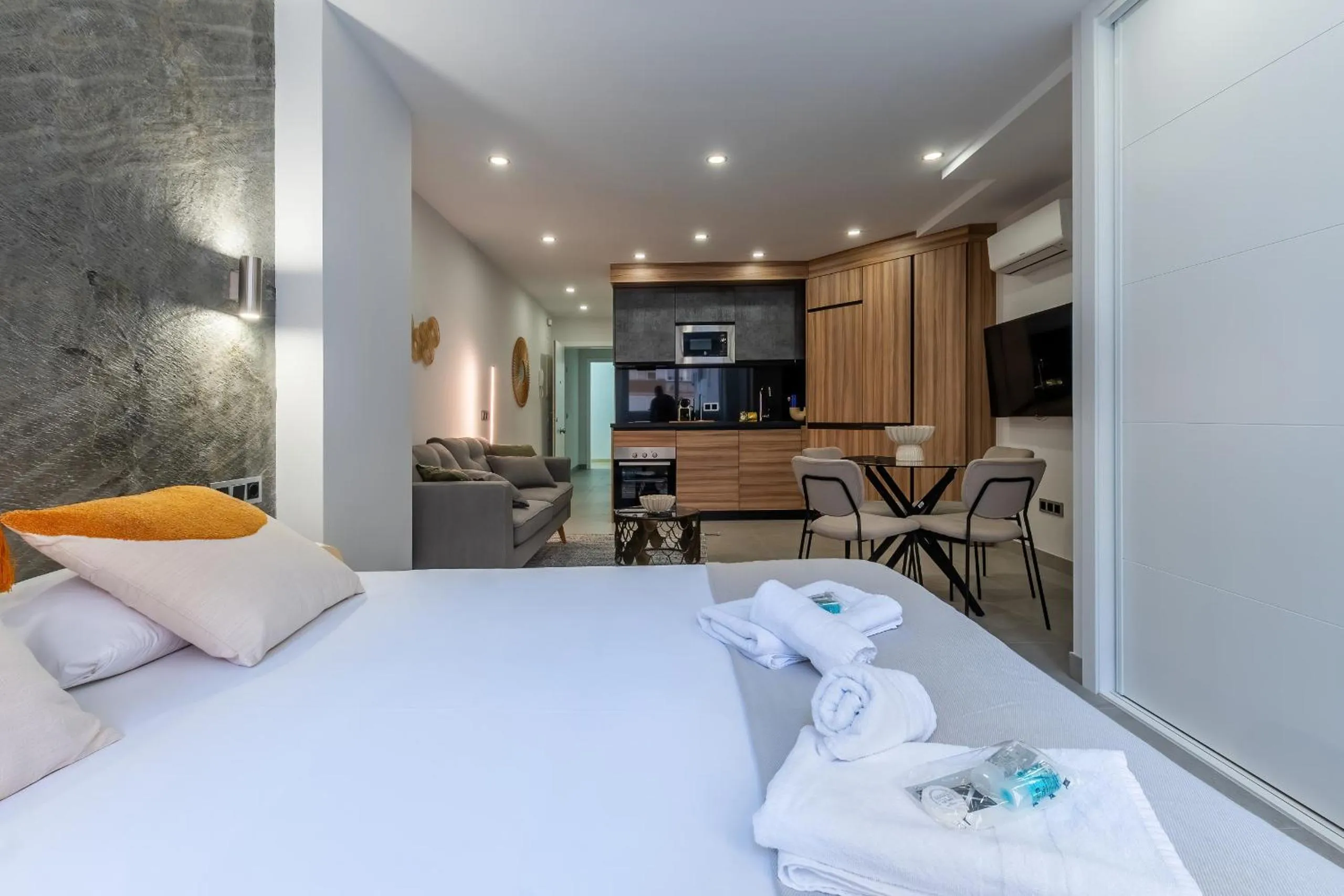 Bed in Housing Muelle Uno by SharingCo