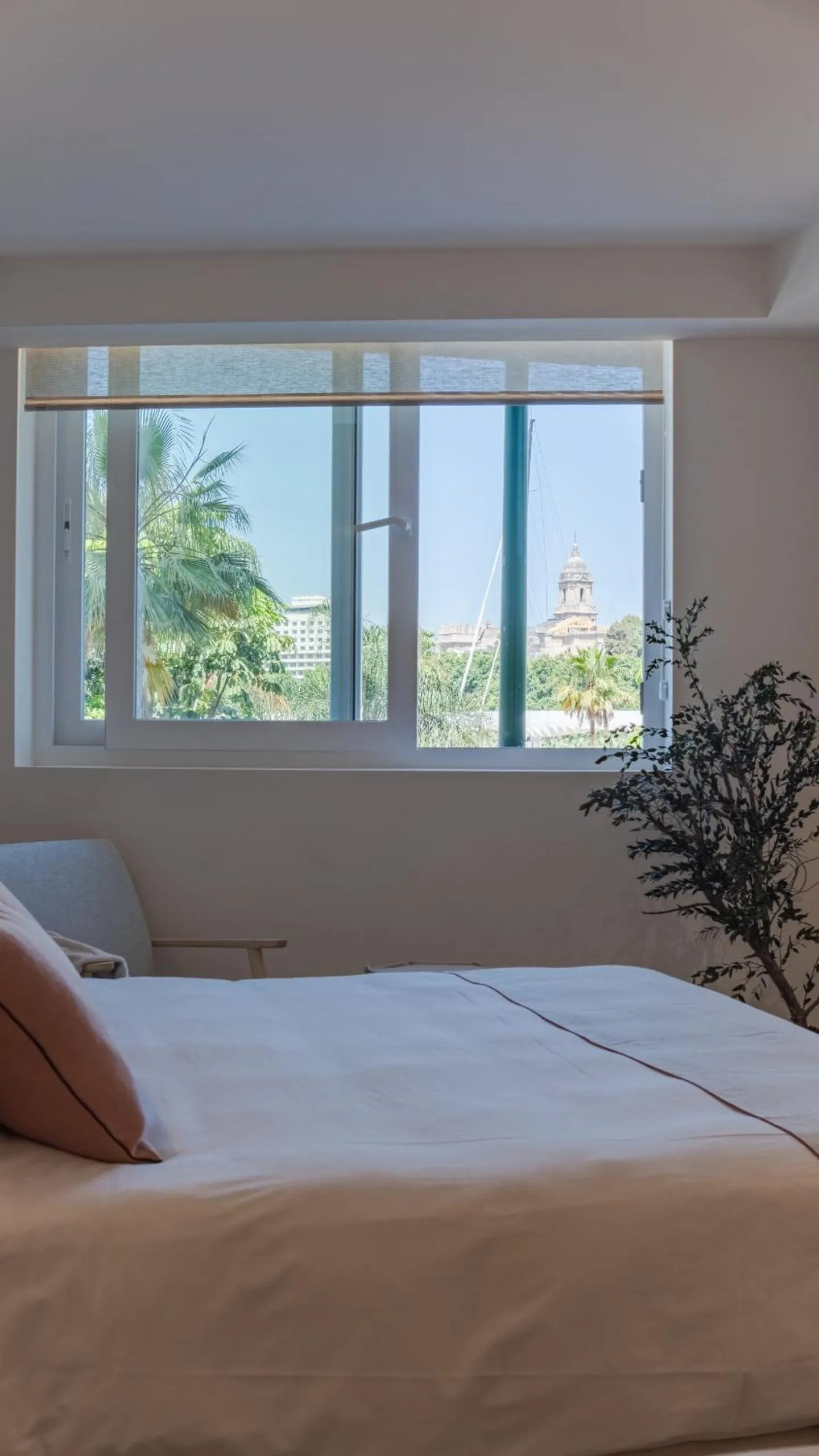 Bed in Housing Muelle Uno by SharingCo