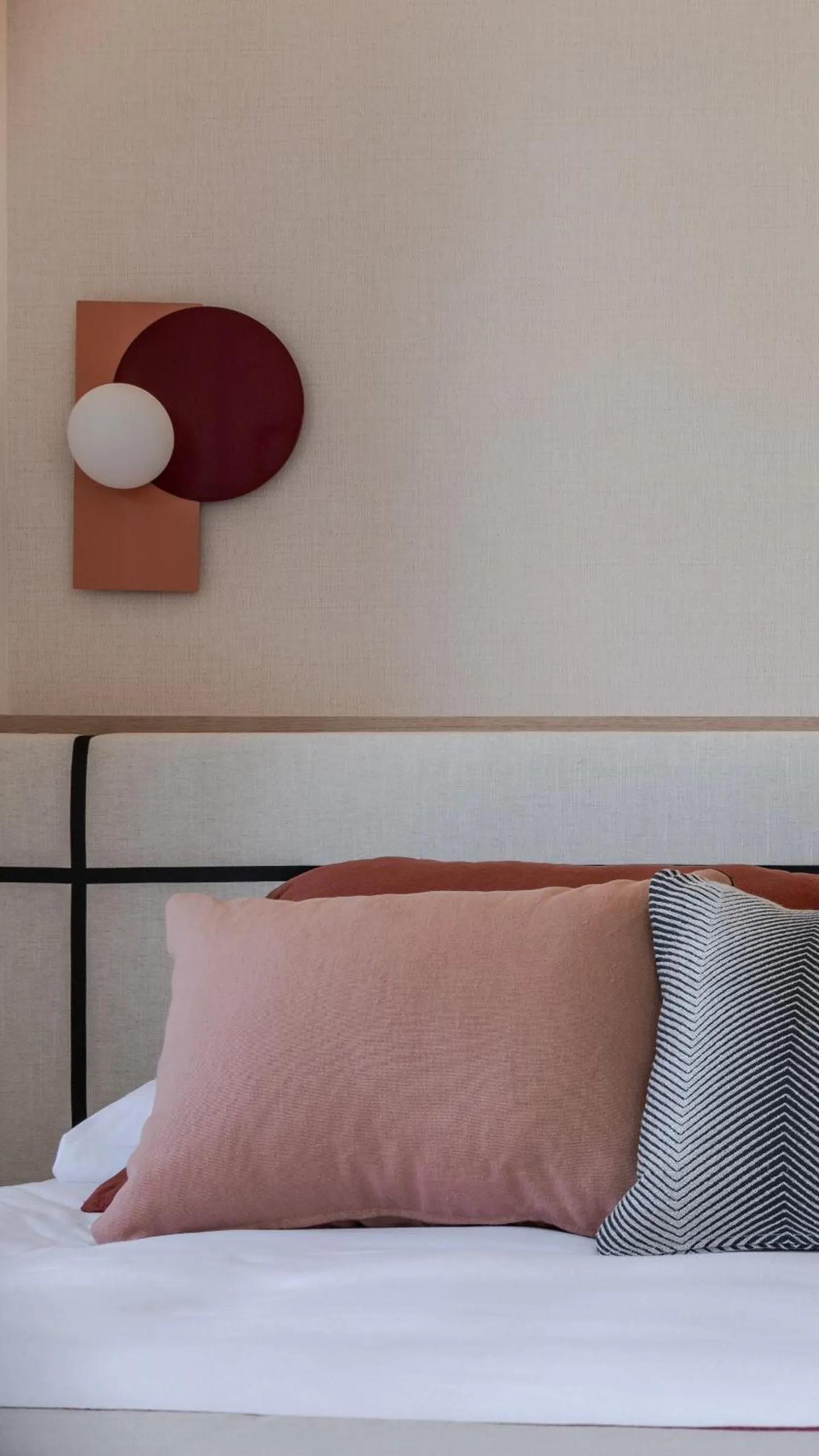 Bed in Housing Muelle Uno by SharingCo