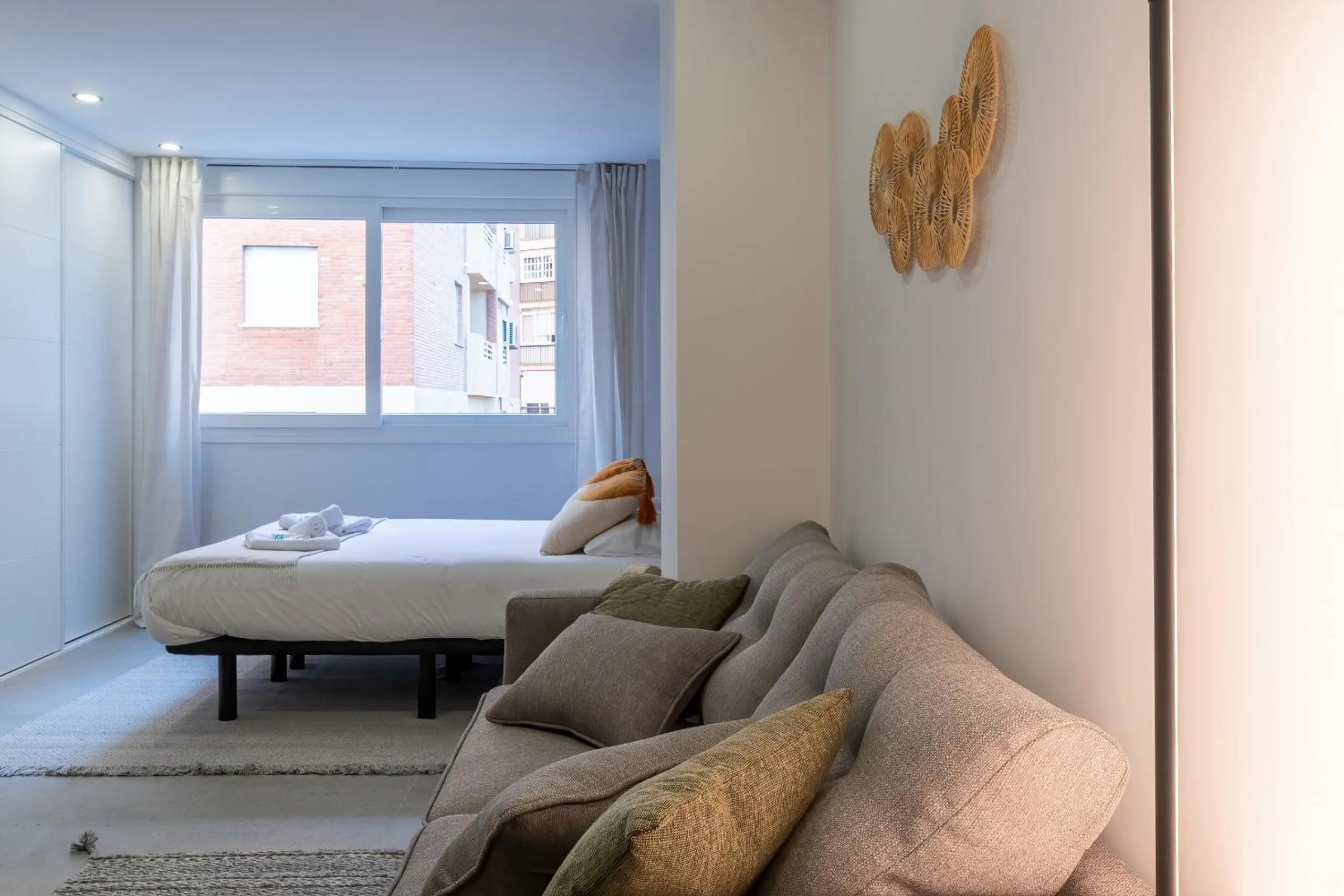 Bed in Housing Muelle Uno by SharingCo