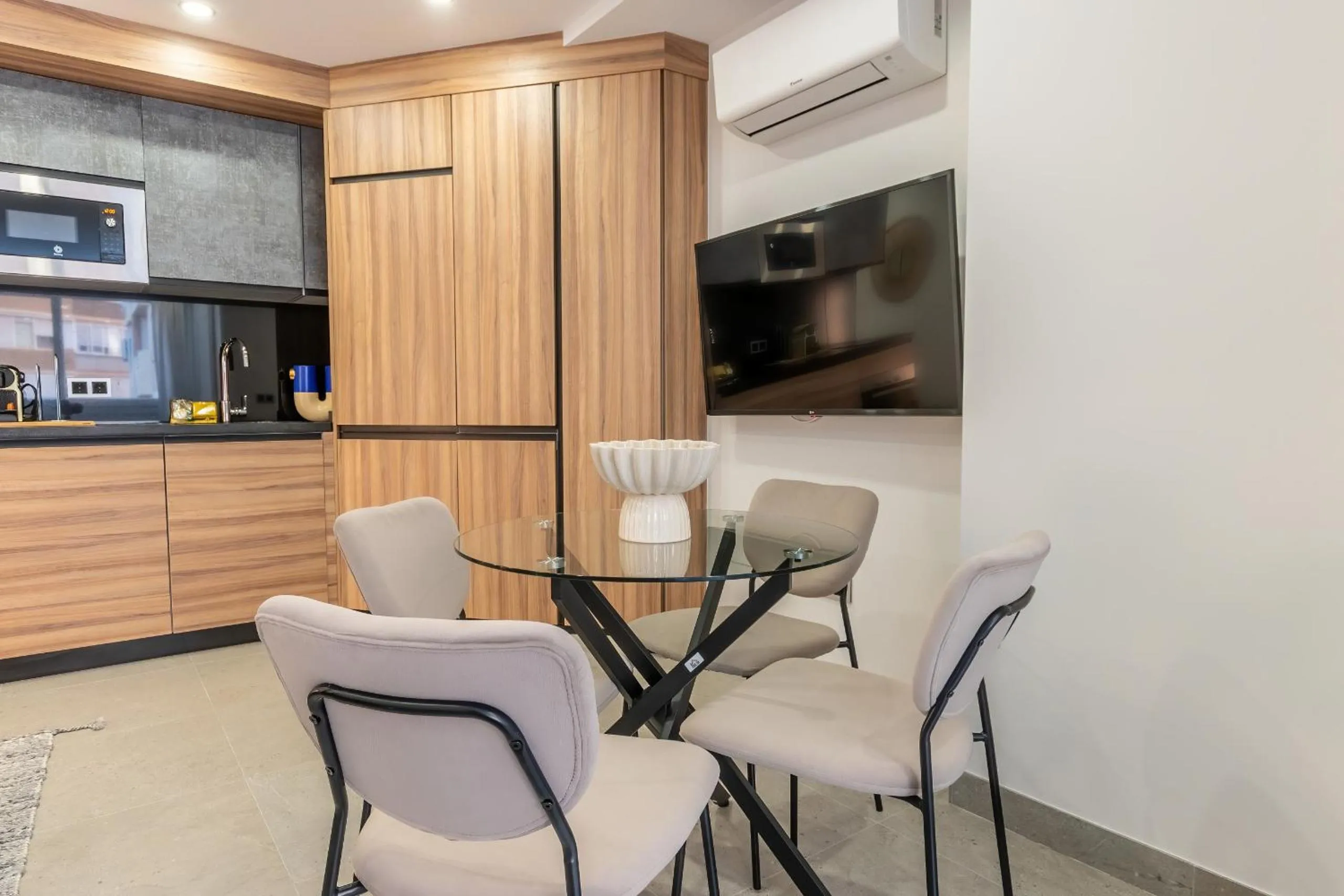 Dining area in Housing Muelle Uno by SharingCo