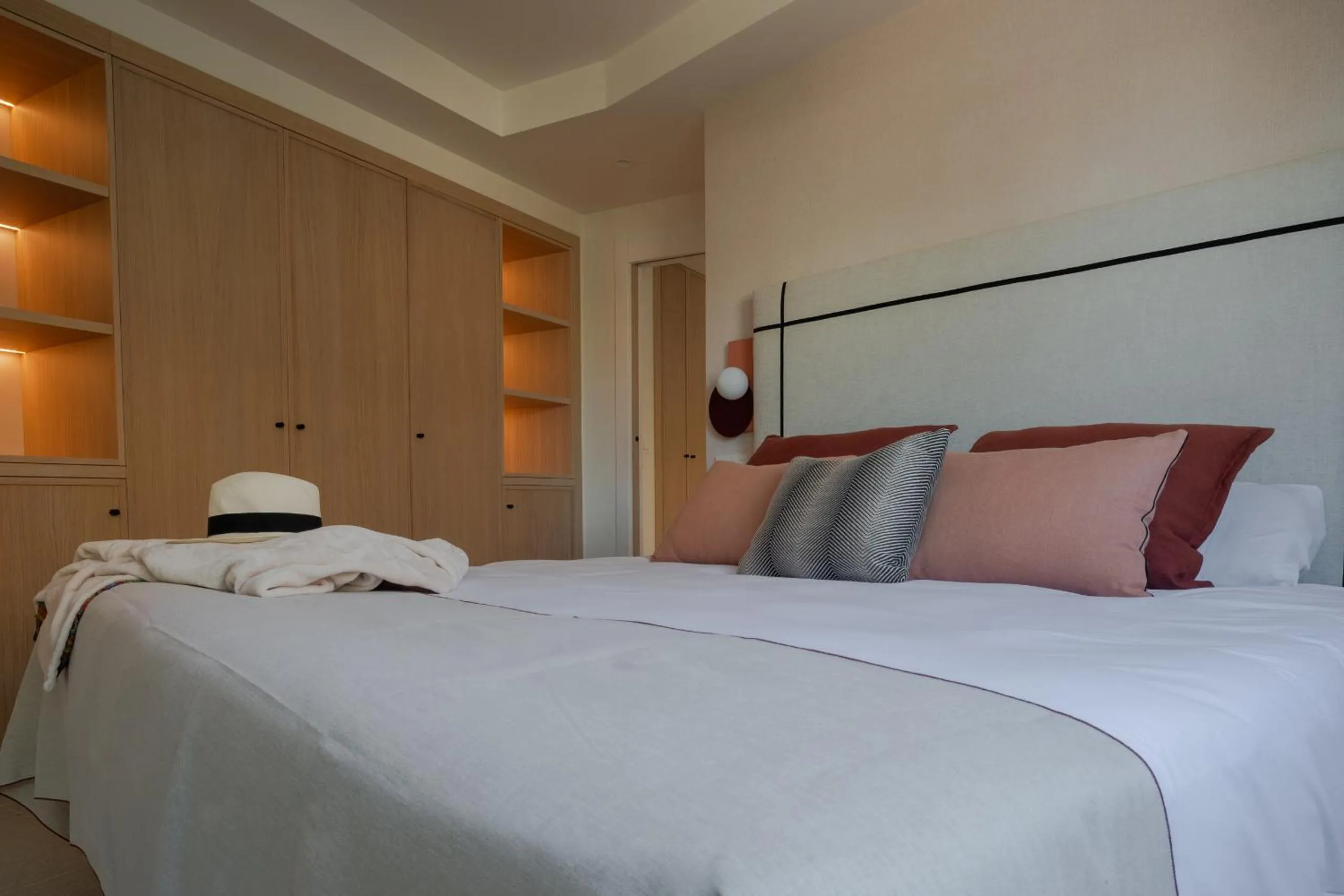 Bed in Housing Muelle Uno by SharingCo