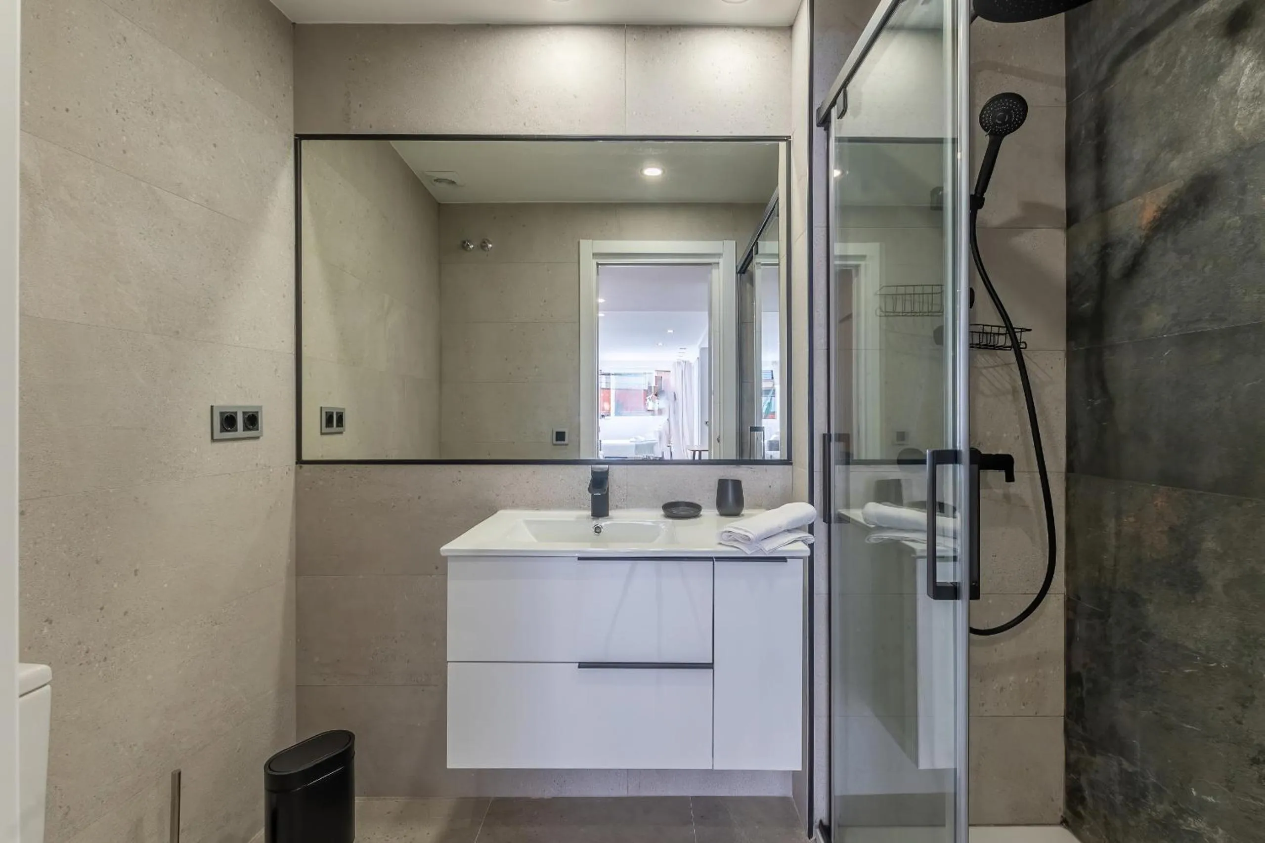 Bathroom in Housing Muelle Uno by SharingCo