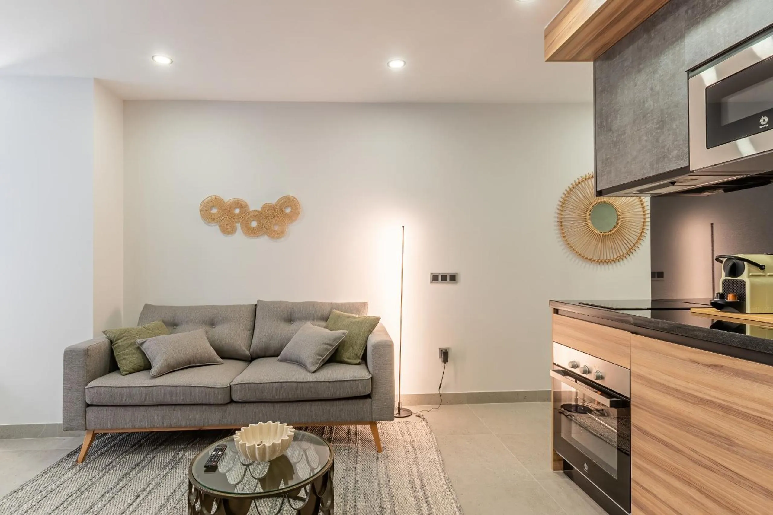 Communal lounge/ TV room in Housing Muelle Uno by SharingCo
