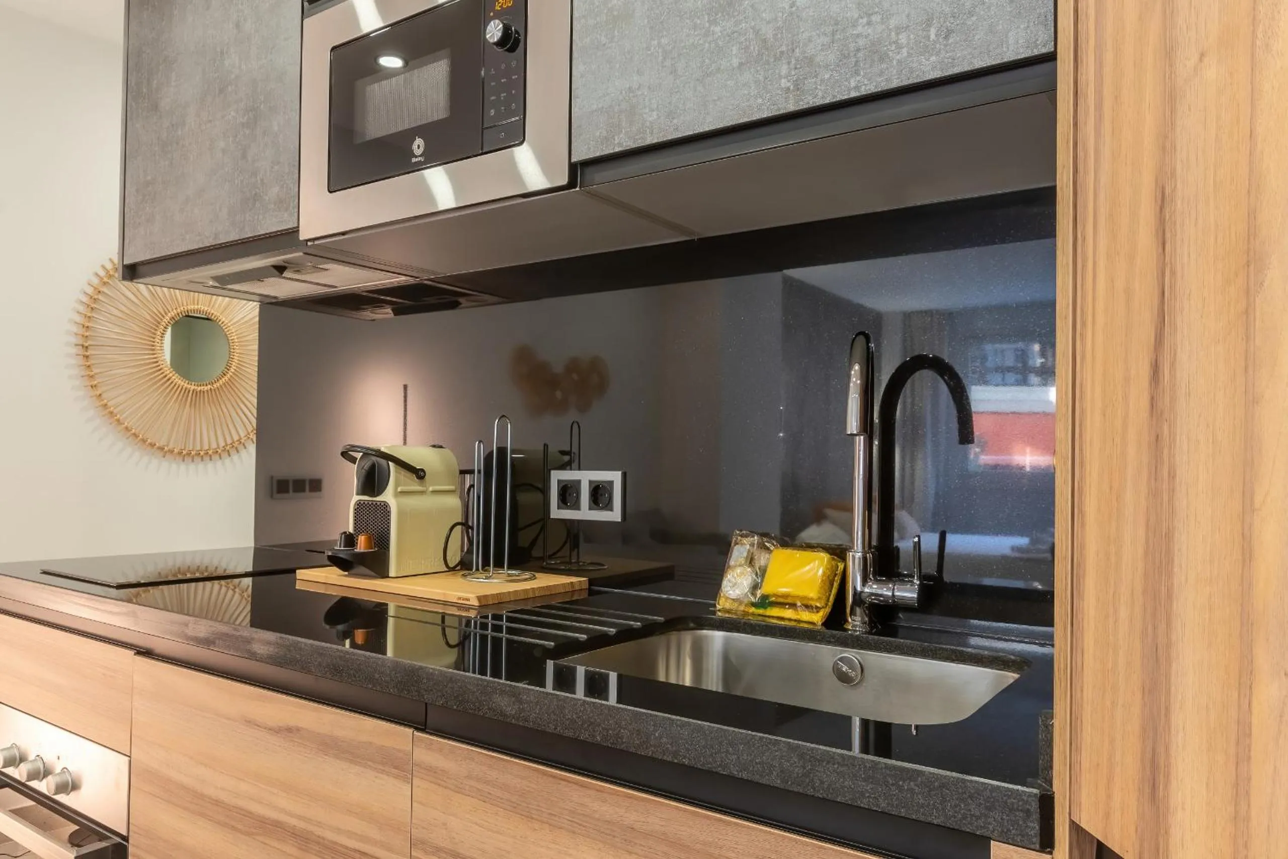 Kitchen or kitchenette in Housing Muelle Uno by SharingCo