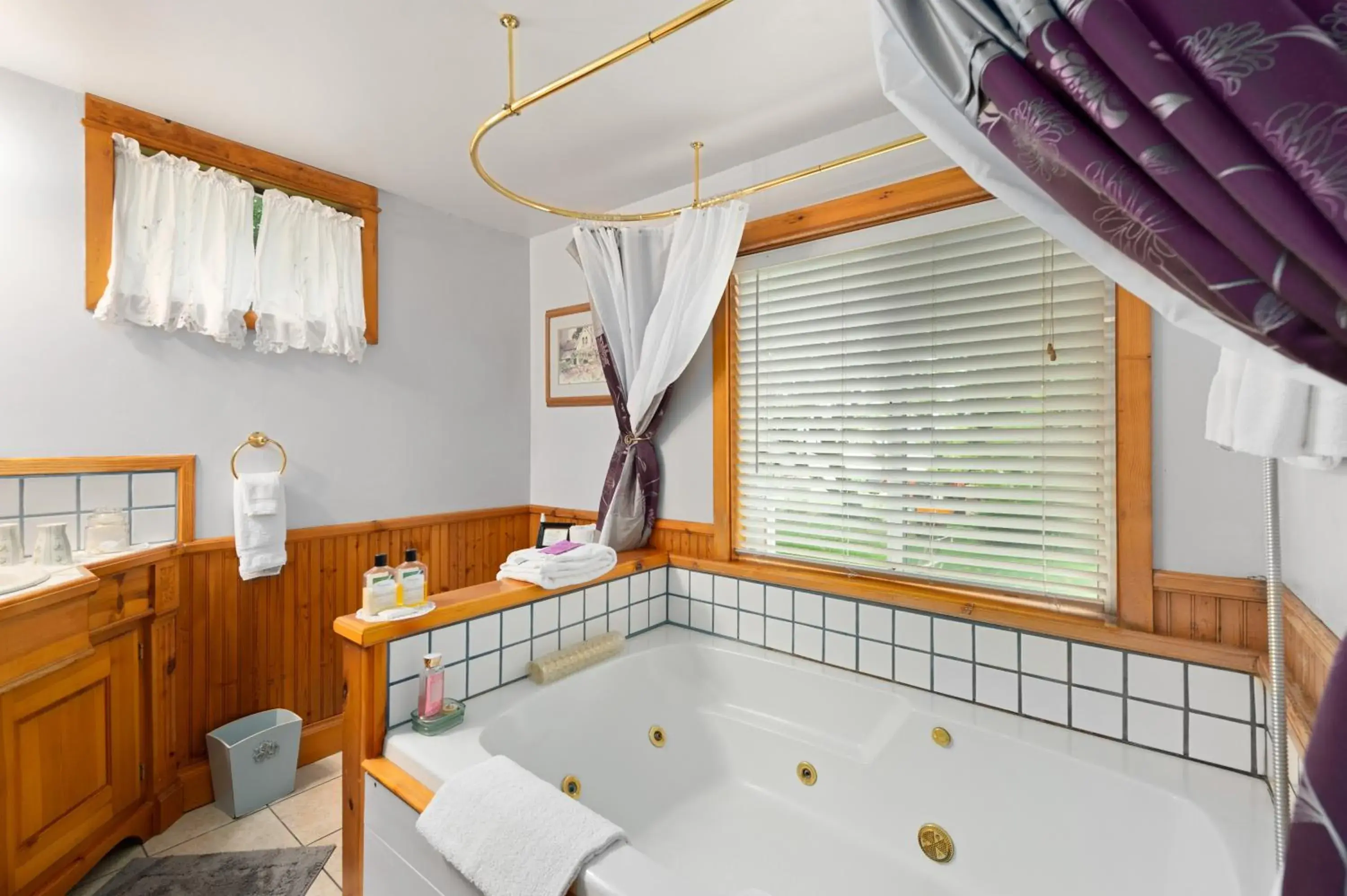 Superior Queen Room - single occupancy in The Gables Wine Country Inn Superior Queen Room - single occupancy in The Gables Wine Country Inn