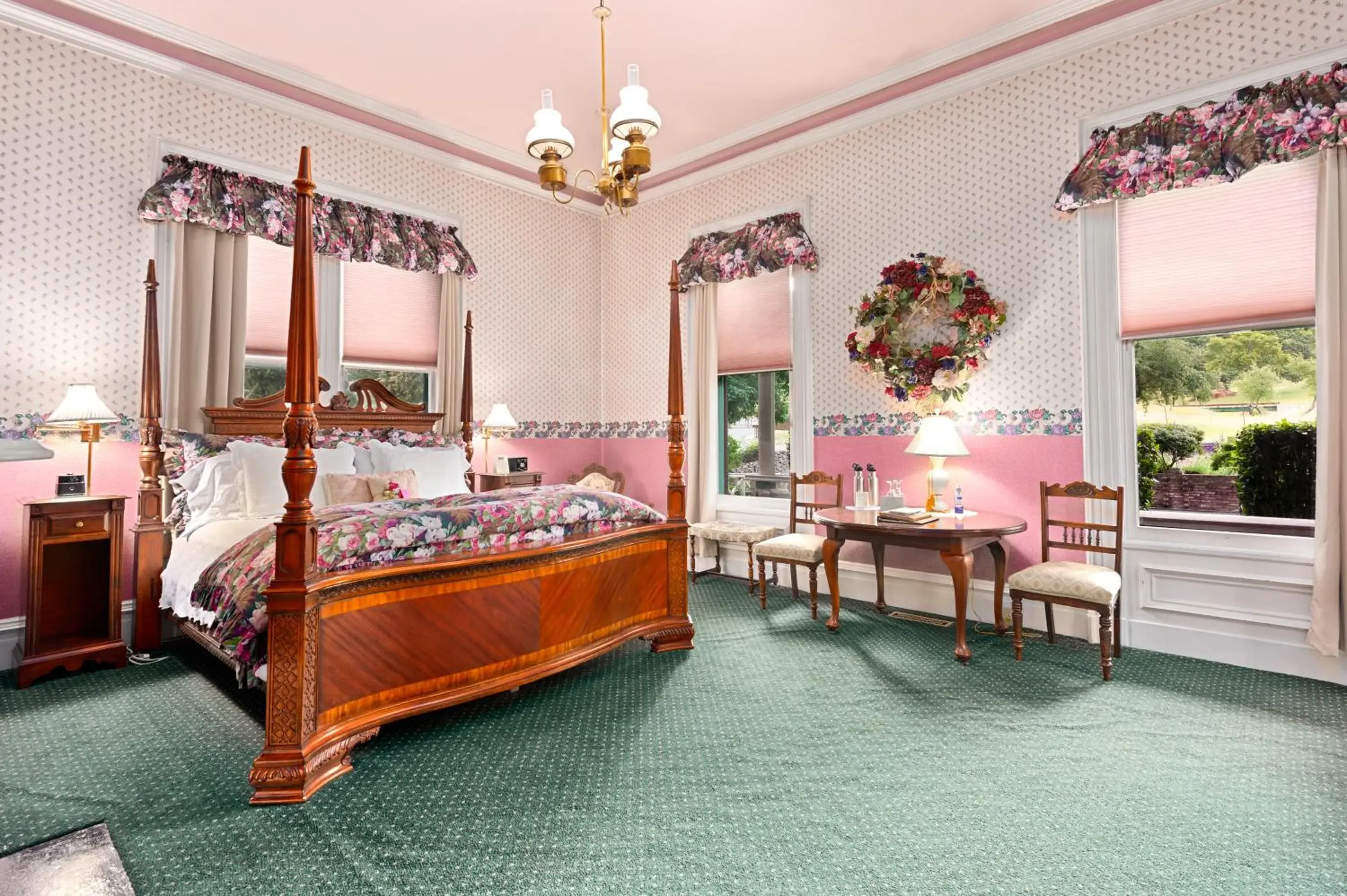 Superior King Room - single occupancy in The Gables Wine Country Inn Superior King Room - single occupancy in The Gables Wine Country Inn