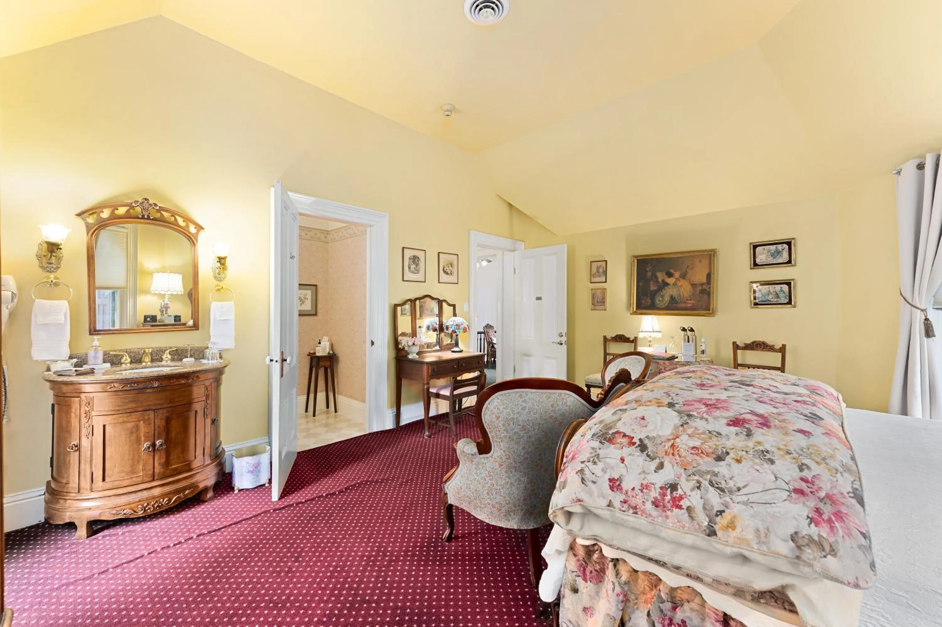 Photo of the whole room in The Gables Wine Country Inn