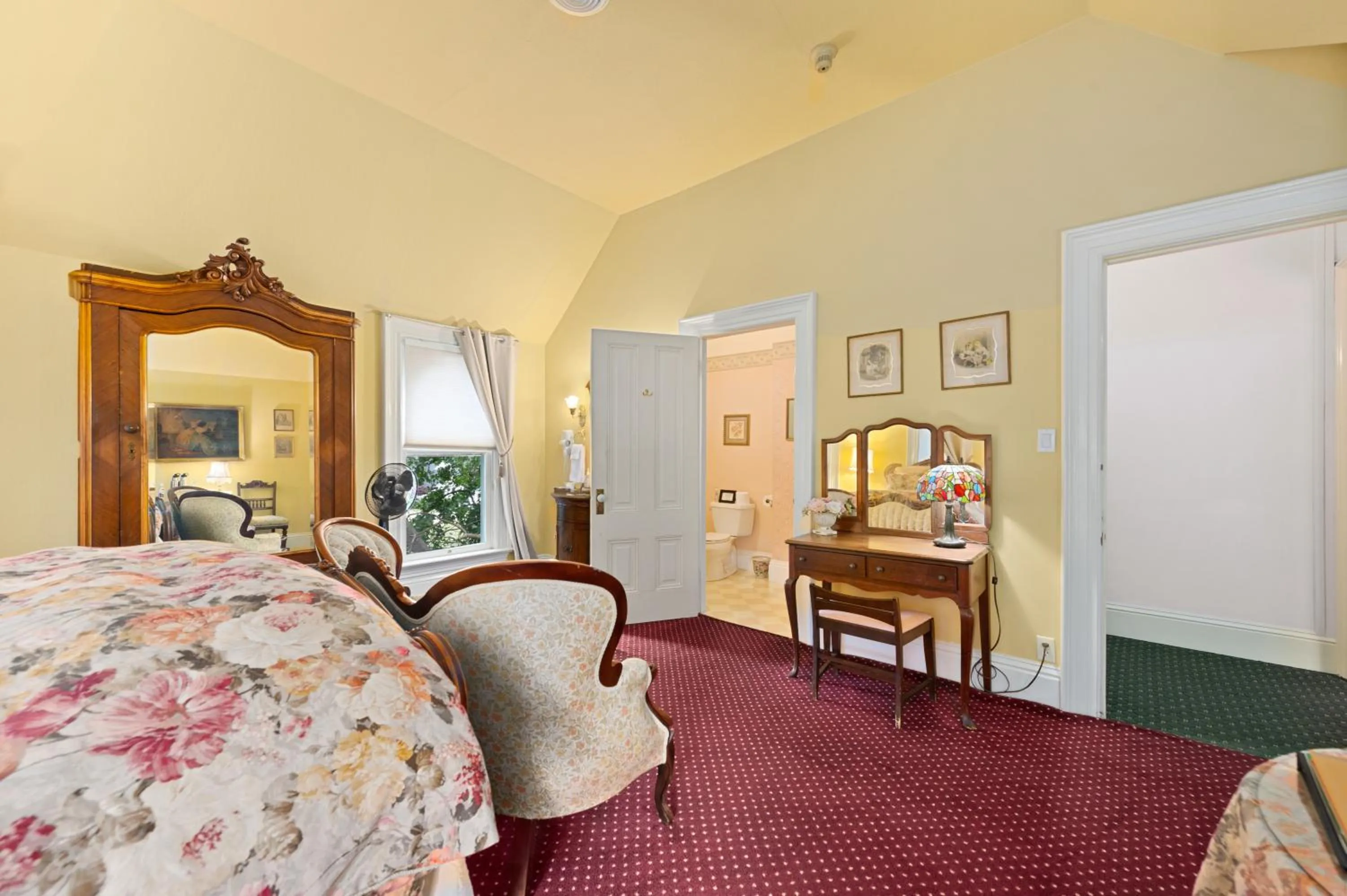 Photo of the whole room in The Gables Wine Country Inn