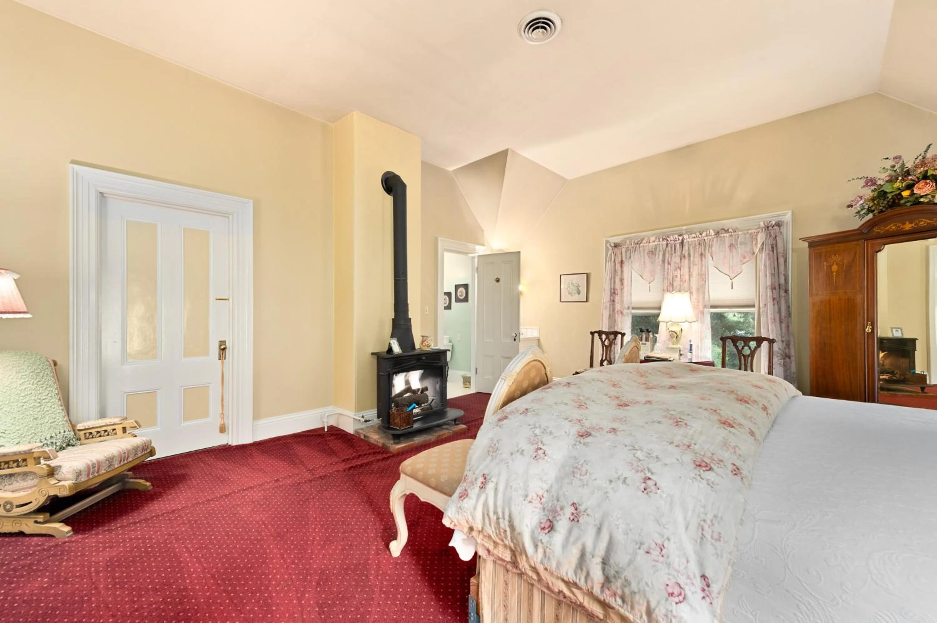 Photo of the whole room in The Gables Wine Country Inn