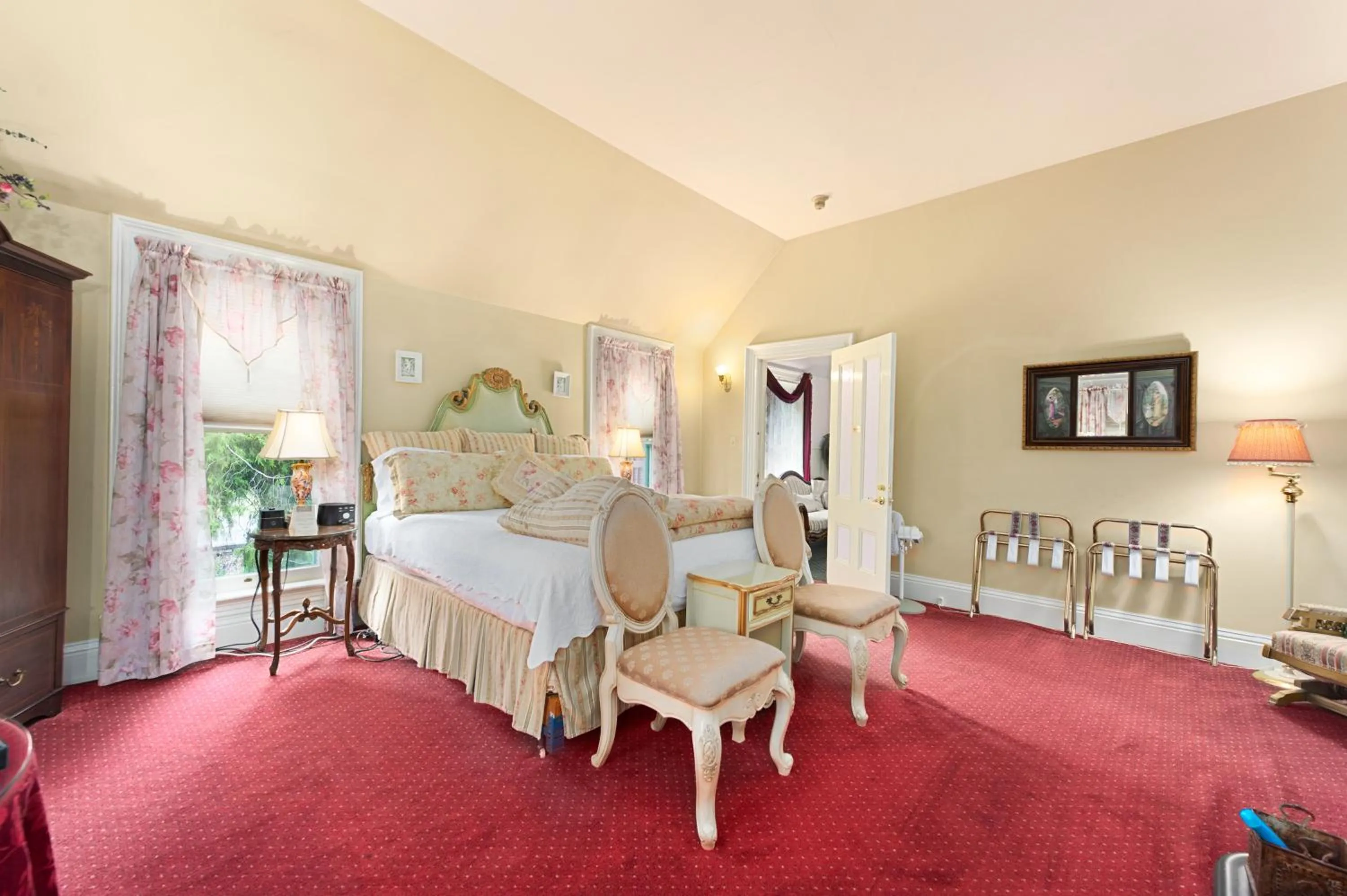 Photo of the whole room in The Gables Wine Country Inn