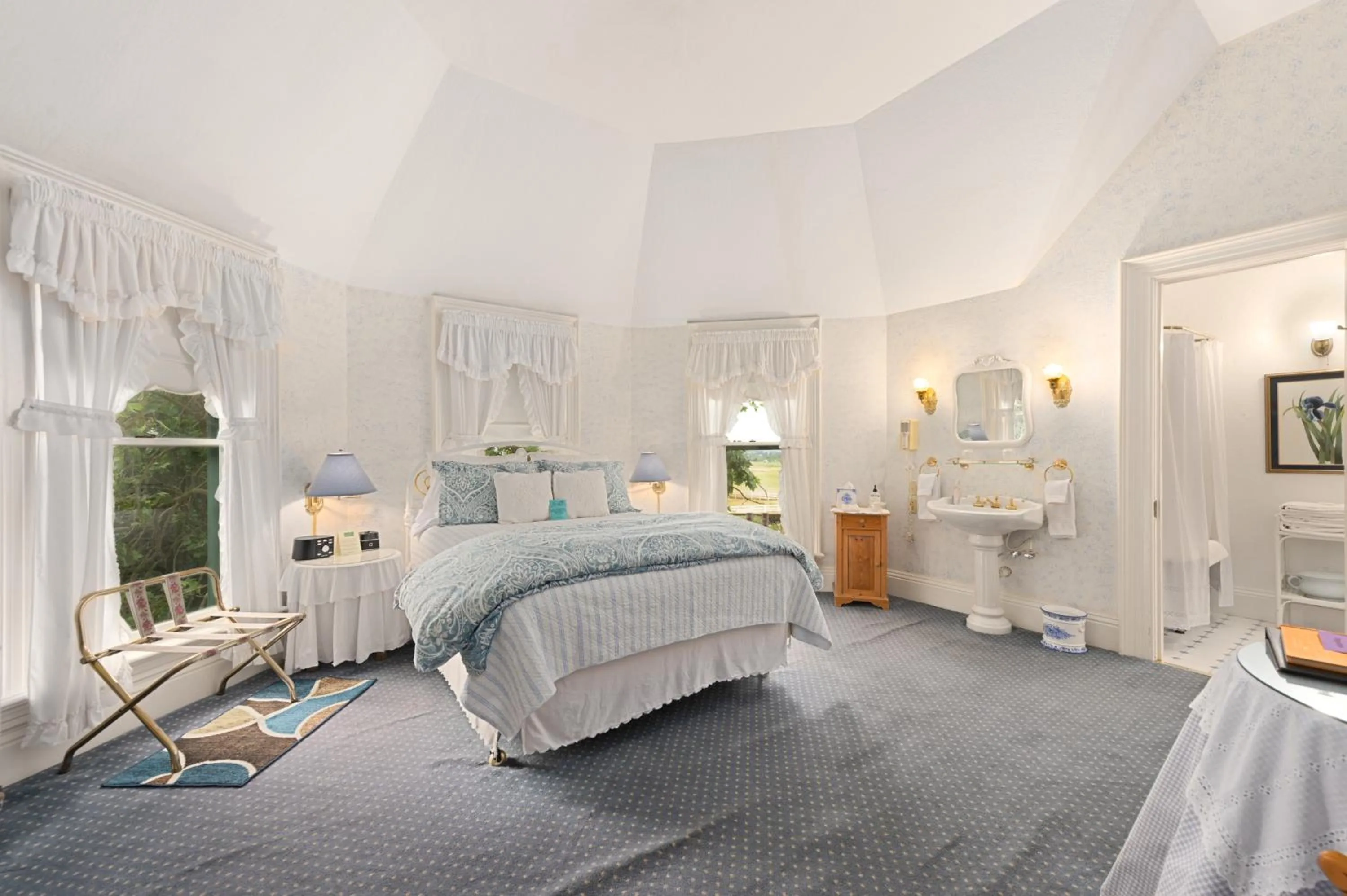 Bed in The Gables Wine Country Inn