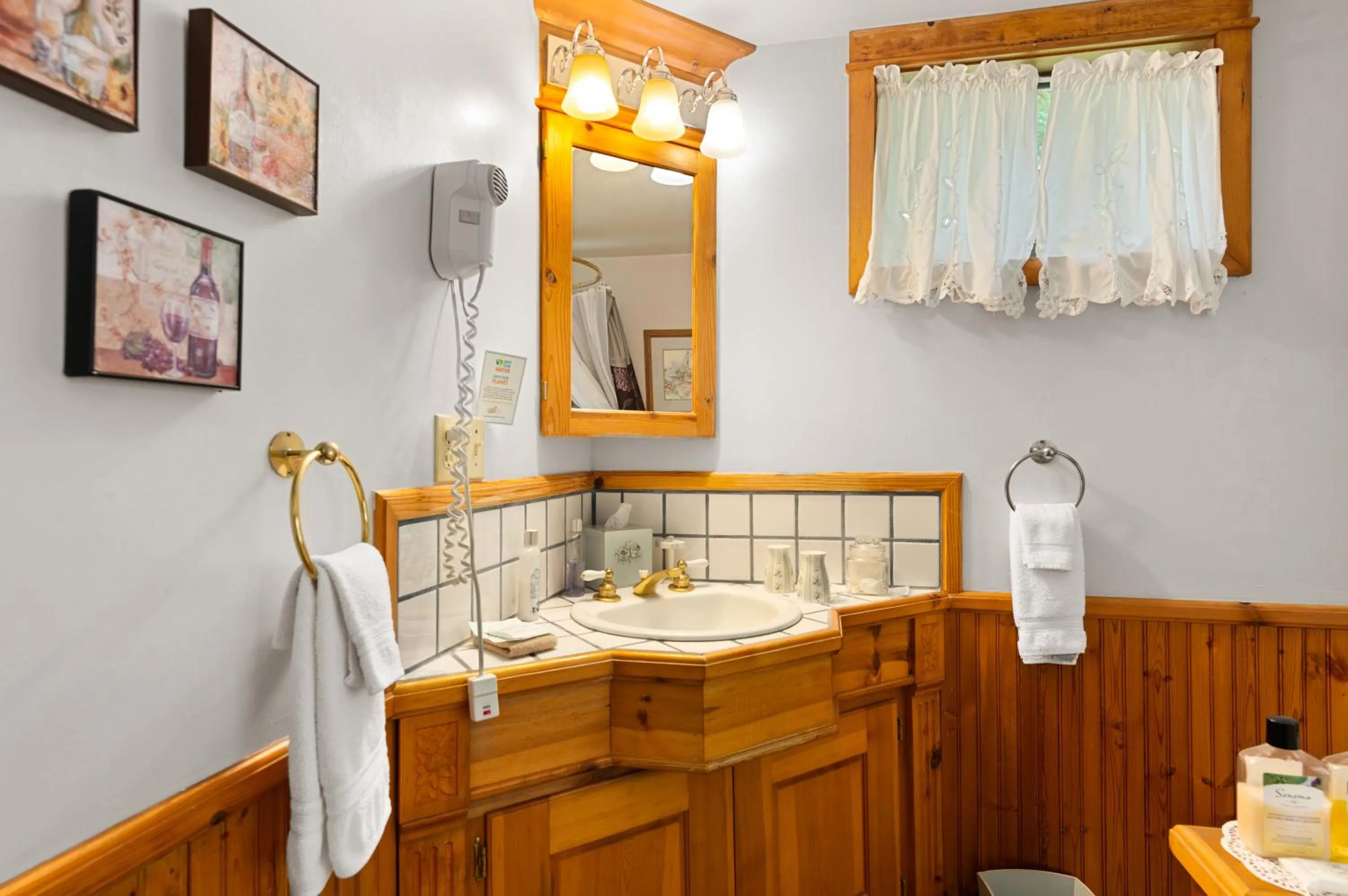Bathroom in The Gables Wine Country Inn