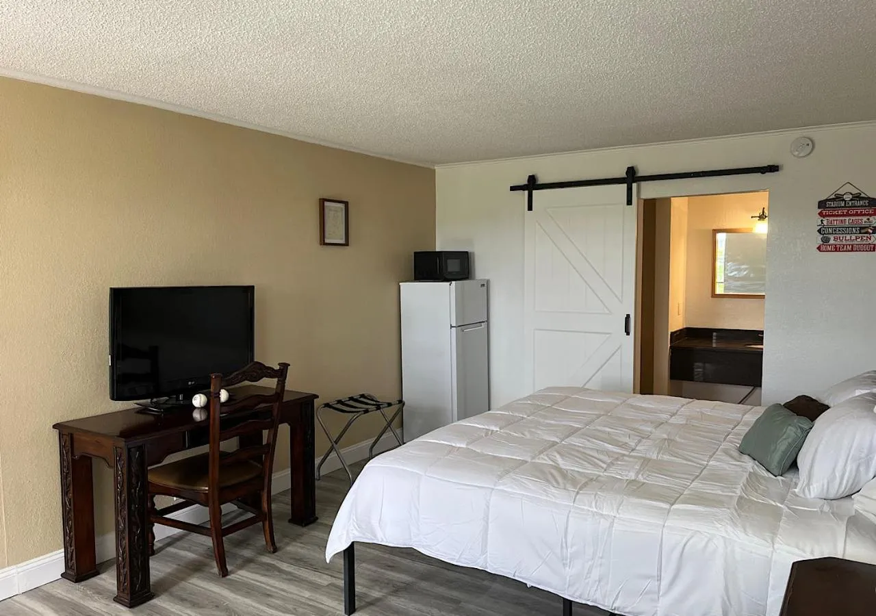 Shower, Bed in Ballparks Inn