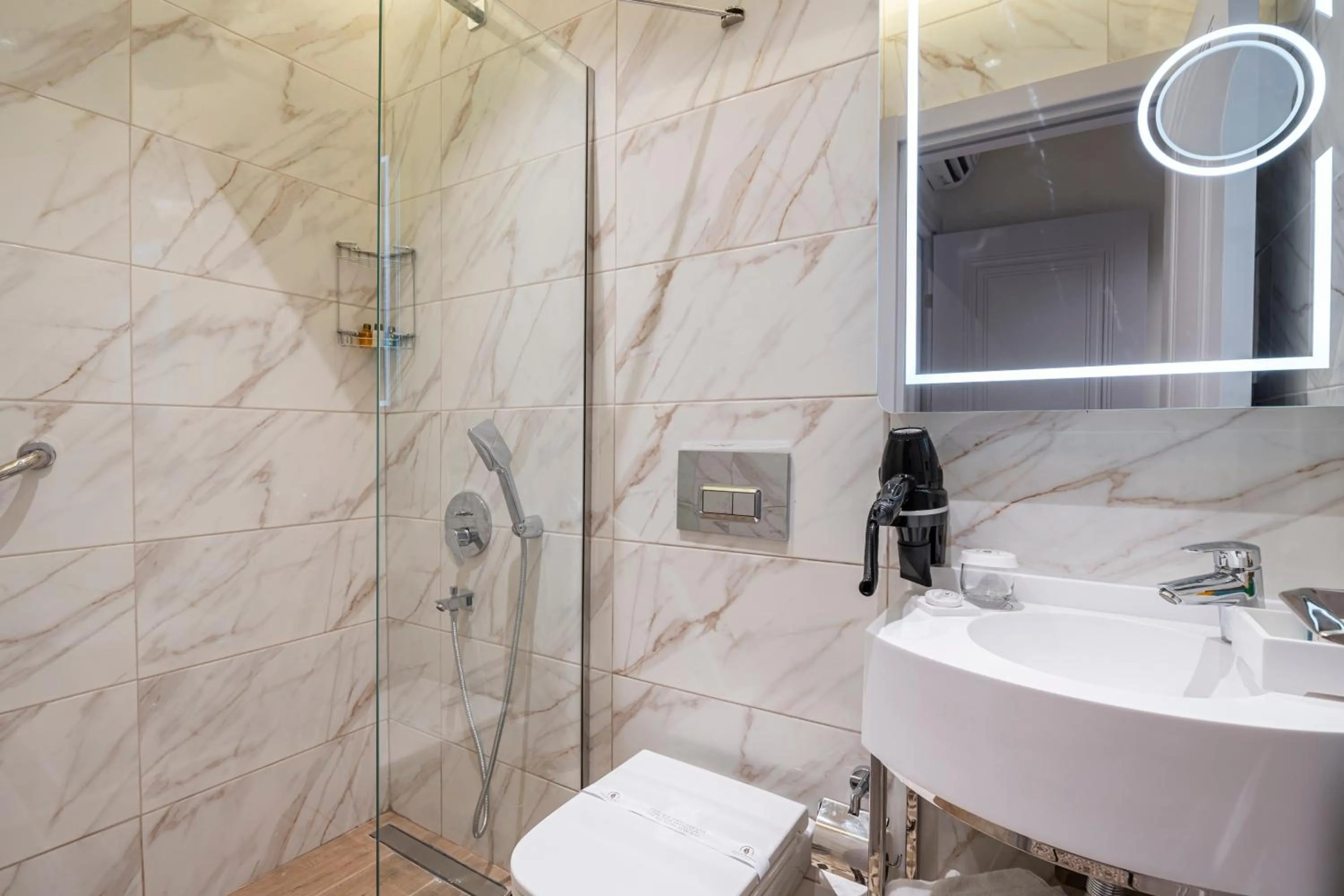 Shower in Pera Luna Premium Hotel