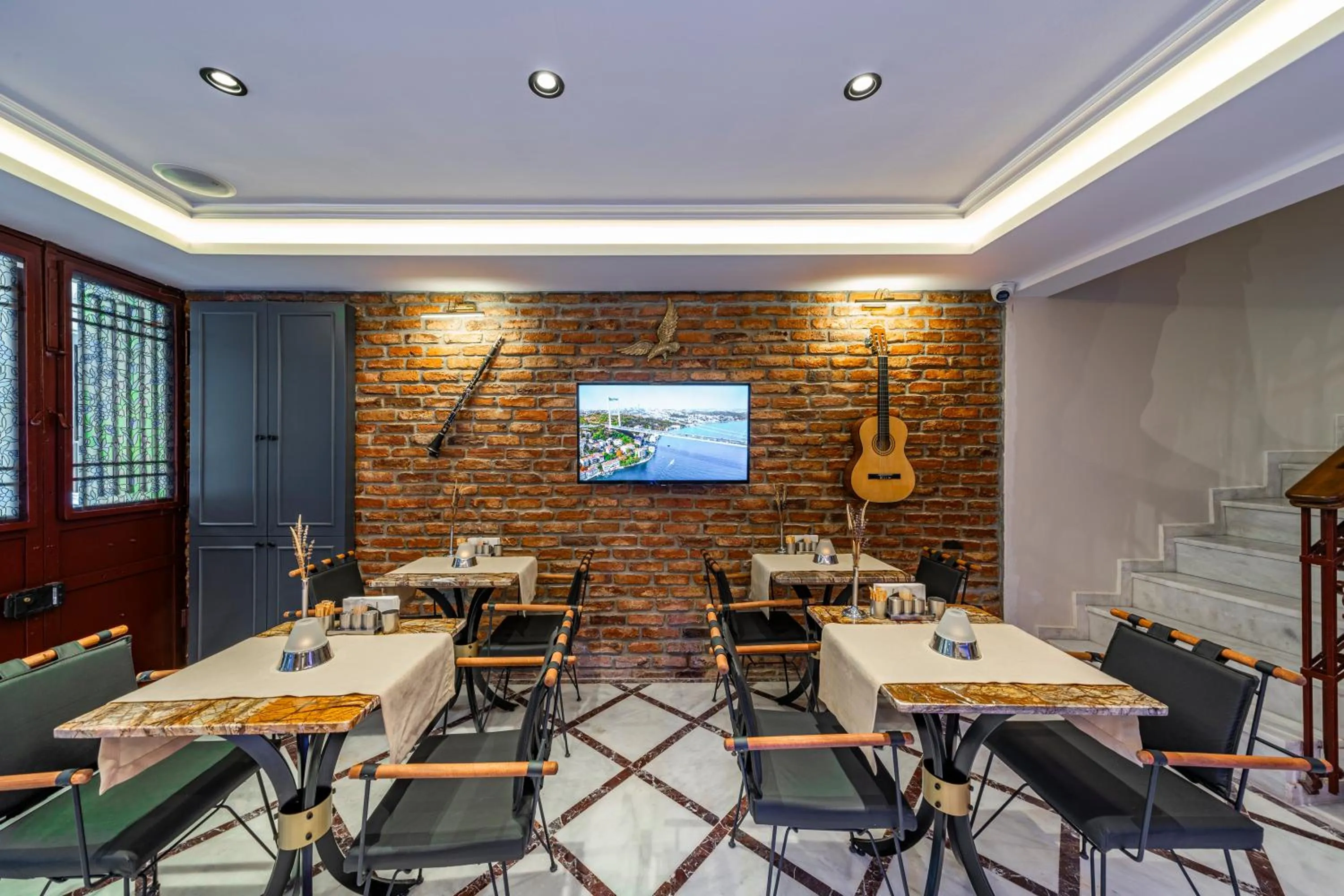 Communal lounge/ TV room in Pera Luna Premium Hotel