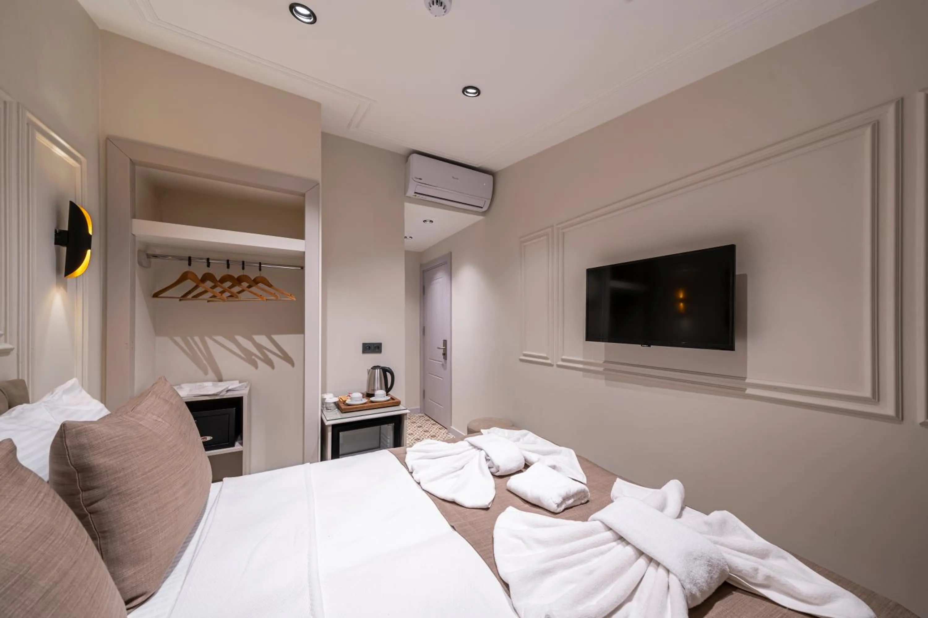 TV and multimedia, Bed in Pera Luna Premium Hotel